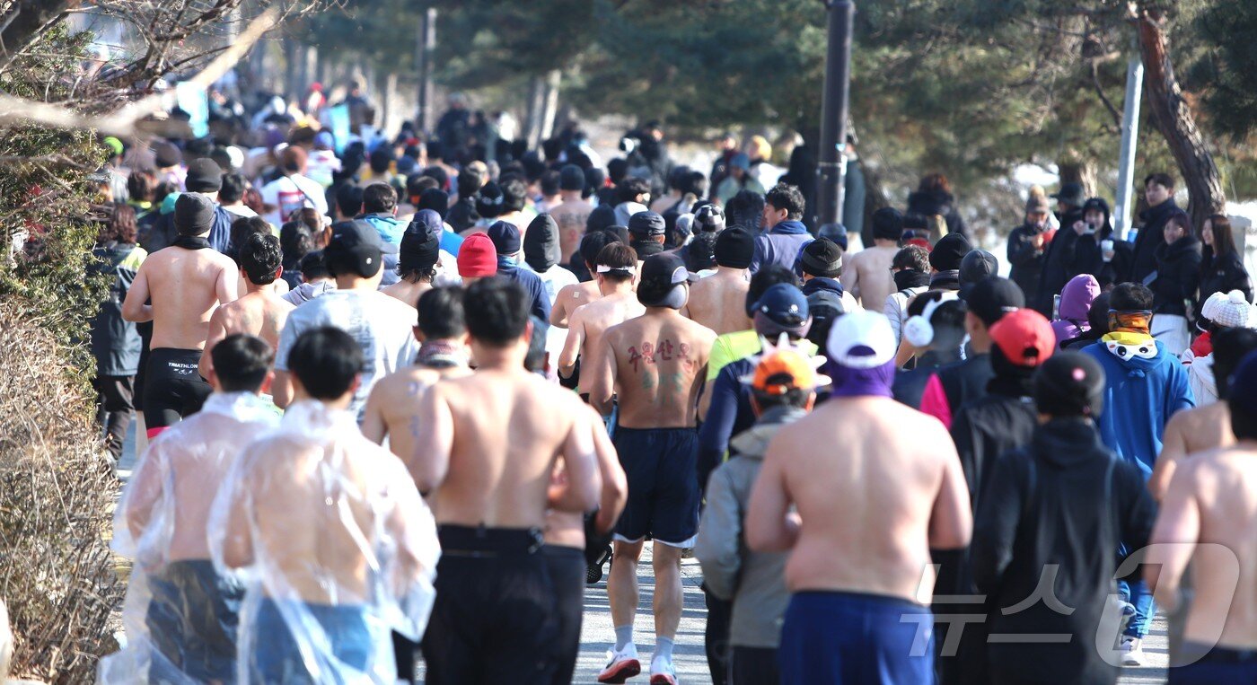 본문 이미지 - (제천=뉴스1)손도언 기자= 충북 제천시 의림지에서 열린 '제17회 제천 의림지 삼한 초록길 알몸 마라톤대회' 참가자./2025.1.12/뉴스1 