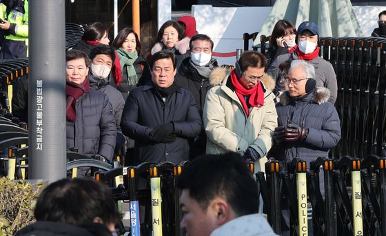 尹 '무력행사' 지시설 속 유혈충돌 우려…여야는 네탓 공방