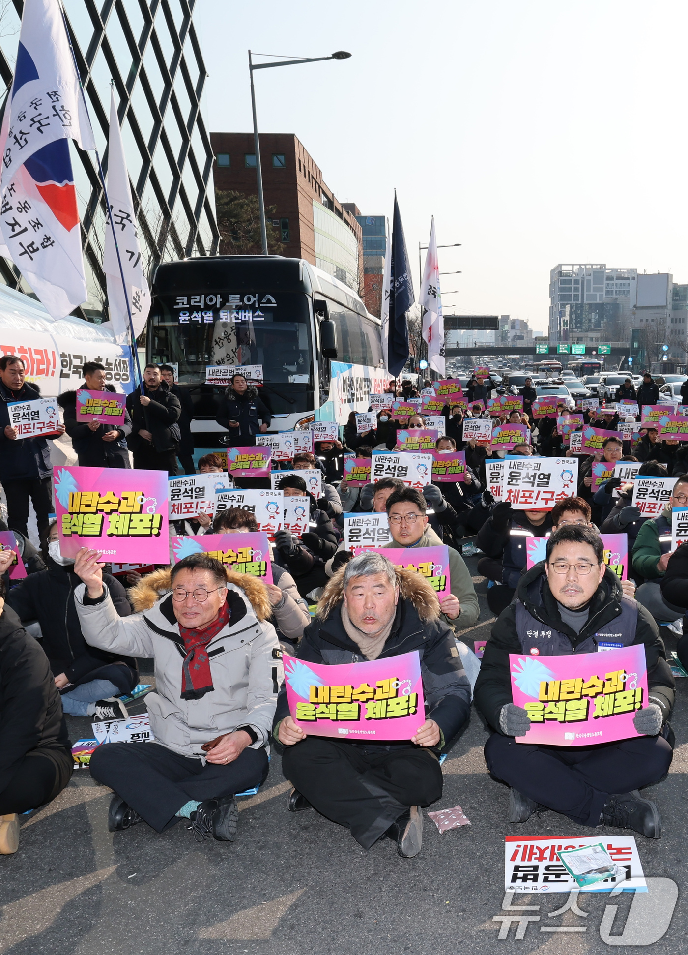 (서울=뉴스1) 박세연 기자 = 윤석열 대통령에 대한 체포영장 2차 집행을 앞둔 12일 서울 용산구 한남동 윤 대통령 관저 앞에서 한국노총 노조원들이 윤 대통령 체포와 구속을 촉구 …