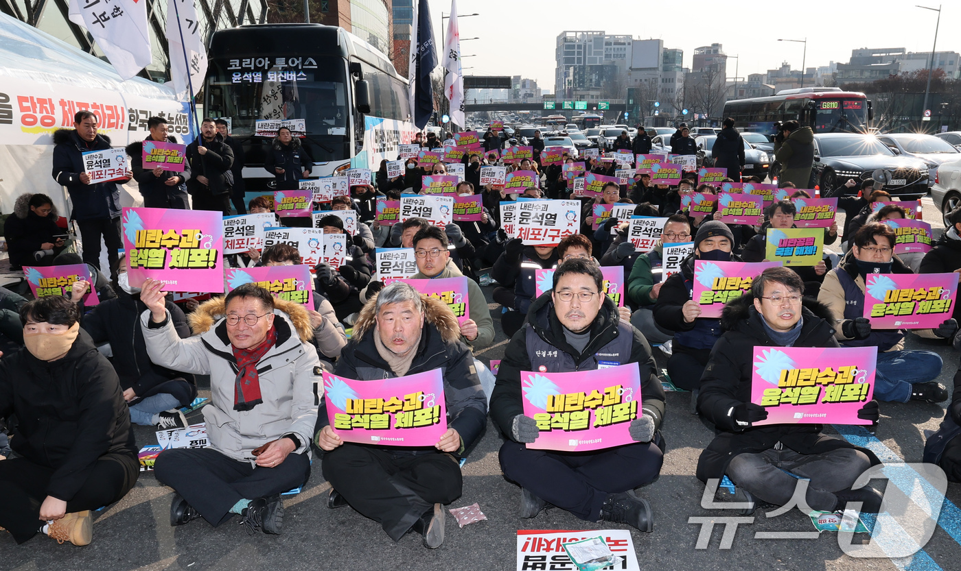 (서울=뉴스1) 박세연 기자 = 윤석열 대통령에 대한 체포영장 2차 집행을 앞둔 12일 서울 용산구 한남동 윤 대통령 관저 앞에서 한국노총 노조원들이 윤 대통령 체포와 구속을 촉구 …