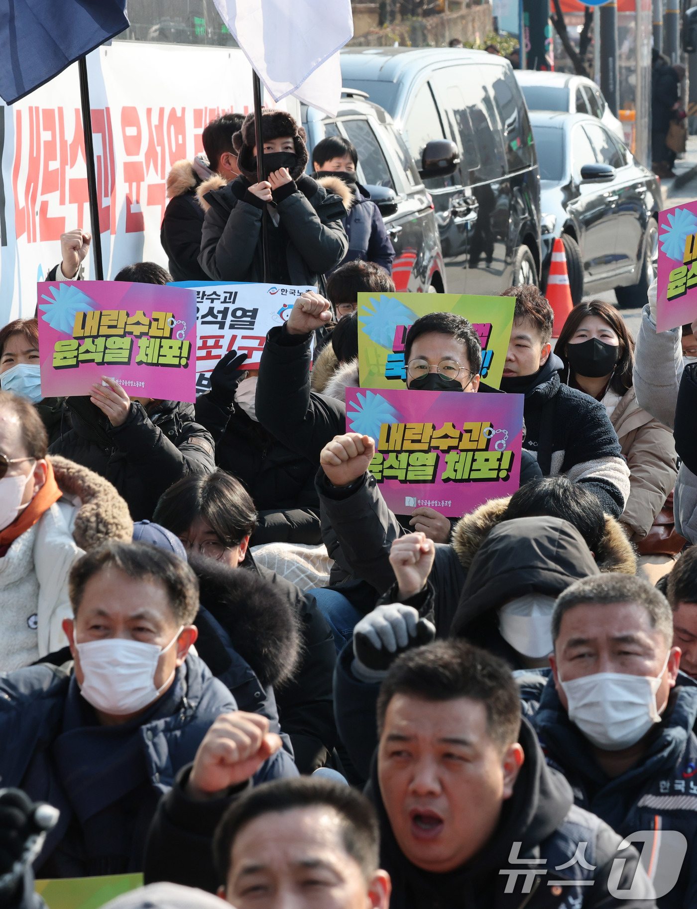 (서울=뉴스1) 박세연 기자 = 윤석열 대통령에 대한 체포영장 2차 집행을 앞둔 12일 서울 용산구 한남동 윤 대통령 관저 앞에서 한국노총 노조원들이 윤 대통령 체포와 구속을 촉구 …