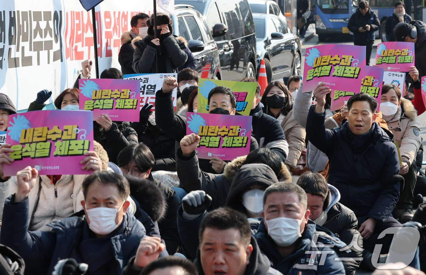 (서울=뉴스1) 박세연 기자 = 윤석열 대통령에 대한 체포영장 2차 집행을 앞둔 12일 서울 용산구 한남동 윤 대통령 관저 앞에서 한국노총 노조원들이 윤 대통령 체포와 구속을 촉구 …