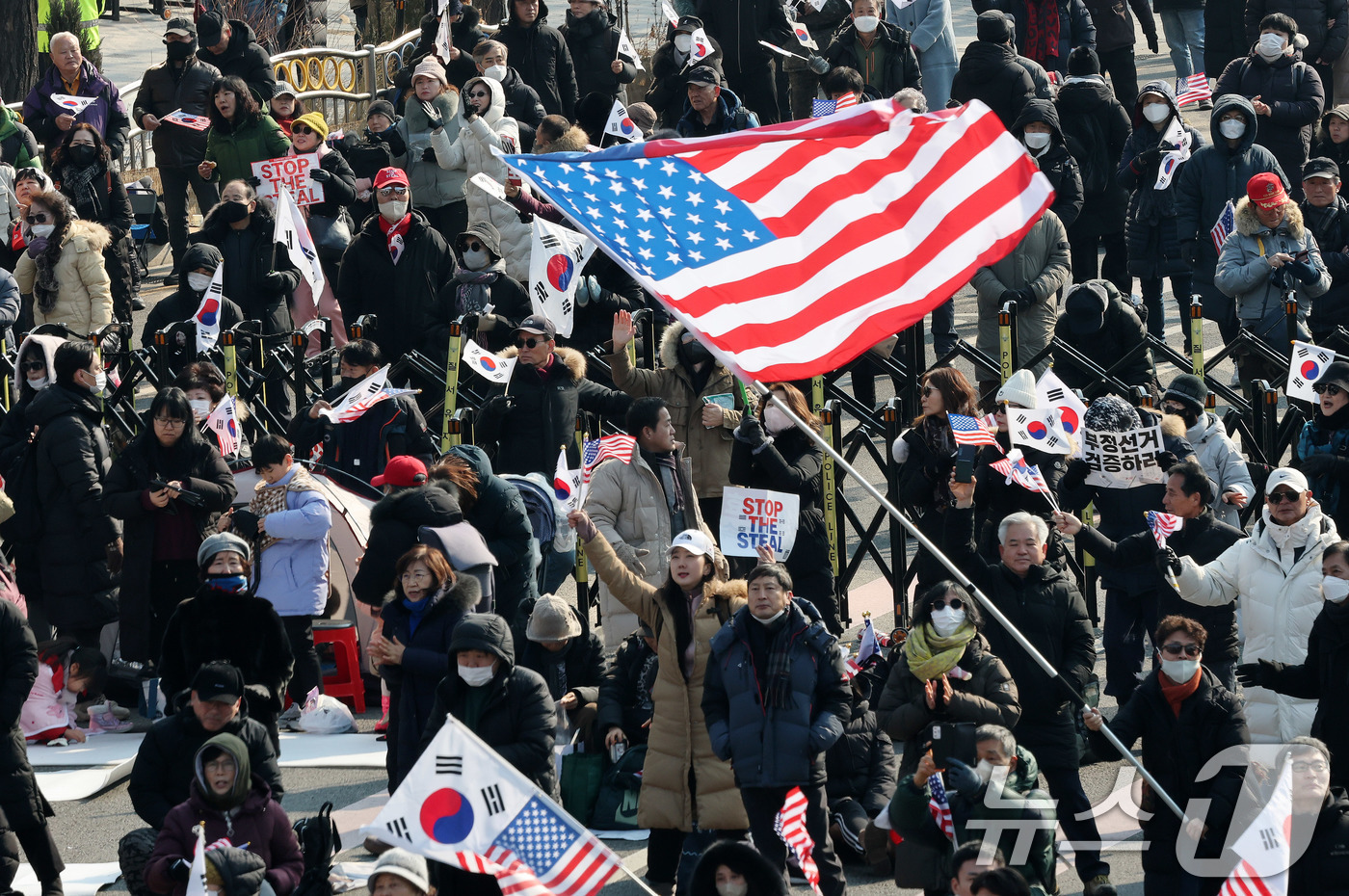 (서울=뉴스1) 박세연 기자 = 윤석열 대통령에 대한 체포영장 2차 집행을 앞둔 12일 서울 용산구 한남동 윤 대통령 관저 앞에서 보수단체 회원들이 윤 대통령 탄핵 반대 집회를 하 …