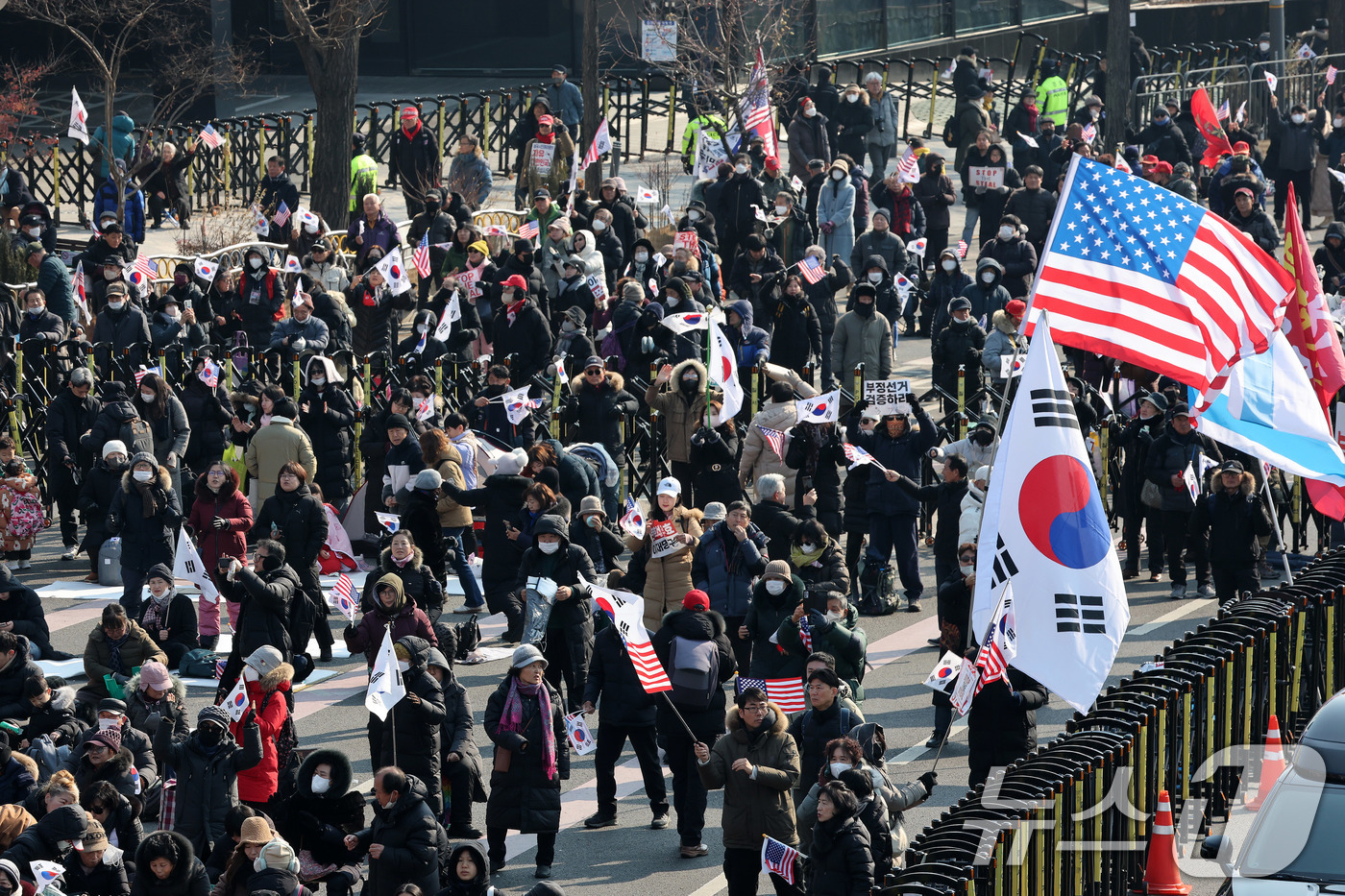 (서울=뉴스1) 박세연 기자 = 윤석열 대통령에 대한 체포영장 2차 집행을 앞둔 12일 서울 용산구 한남동 윤 대통령 관저 앞에서 보수단체 회원들이 윤 대통령 탄핵 반대 집회를 하 …