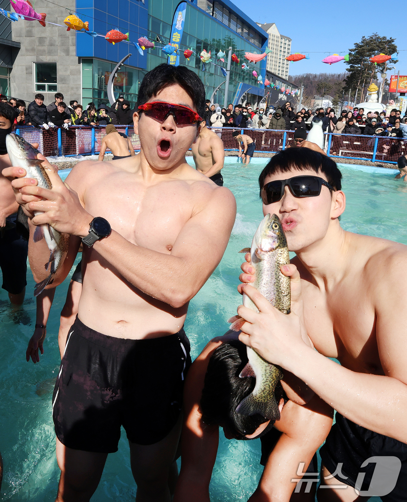 (서울=뉴스1) = 12일 오후 강원 평창군 진부면 오대천 일원에서 개막한 제16회 평창송어축제를 찾은 군장병들이 강추위속에서 맨손송어잡기 체험 즐기고 있다.평창송어축제는 송어 낚 …