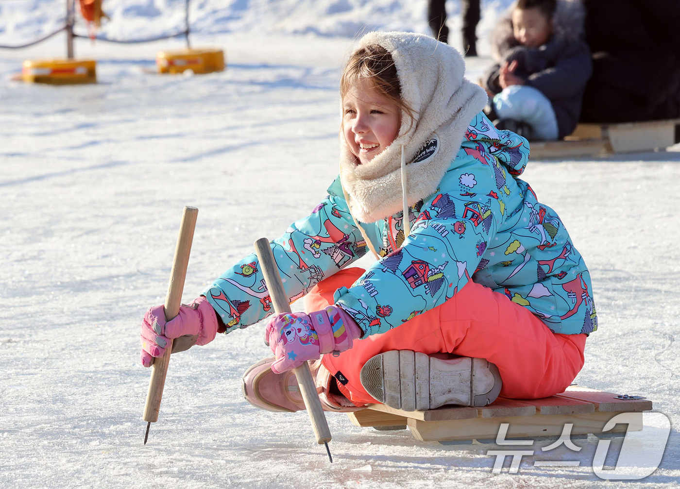 (서울=뉴스1) = 12일 오후 강원 평창군 진부면 오대천 일원에서 개막한 제16회 평창송어축제를 찾은 외국인 어린이가 전통썰매를 체험하고 있다.평창송어축제는 송어 낚시를 중심으로 …