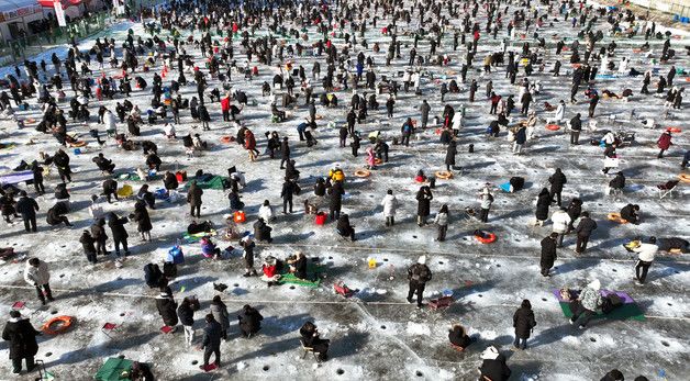 화천산천어축제장, 주말 '인산인해'