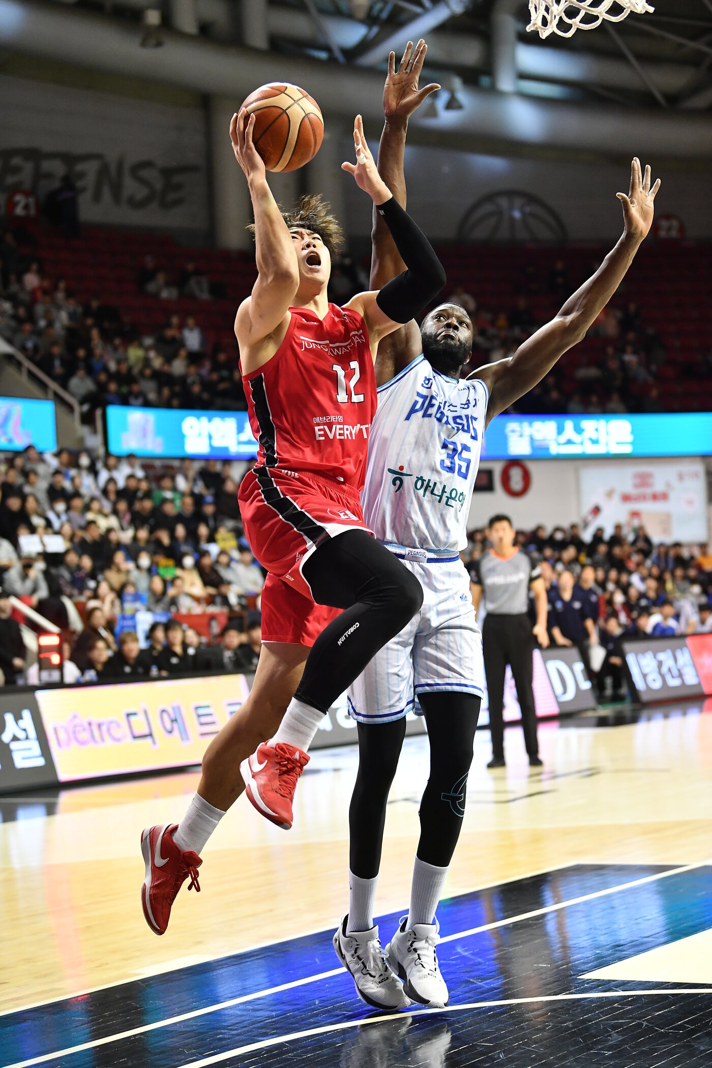 본문 이미지 - 안양 정관장의 정효근(왼쪽)이 12일 열린 대구 한국가스공사와의 2024-25 프로농구 홈 경기에서 18점을 올리며 팀의 10연패 탈출을 이끌었다. (KBL 제공)