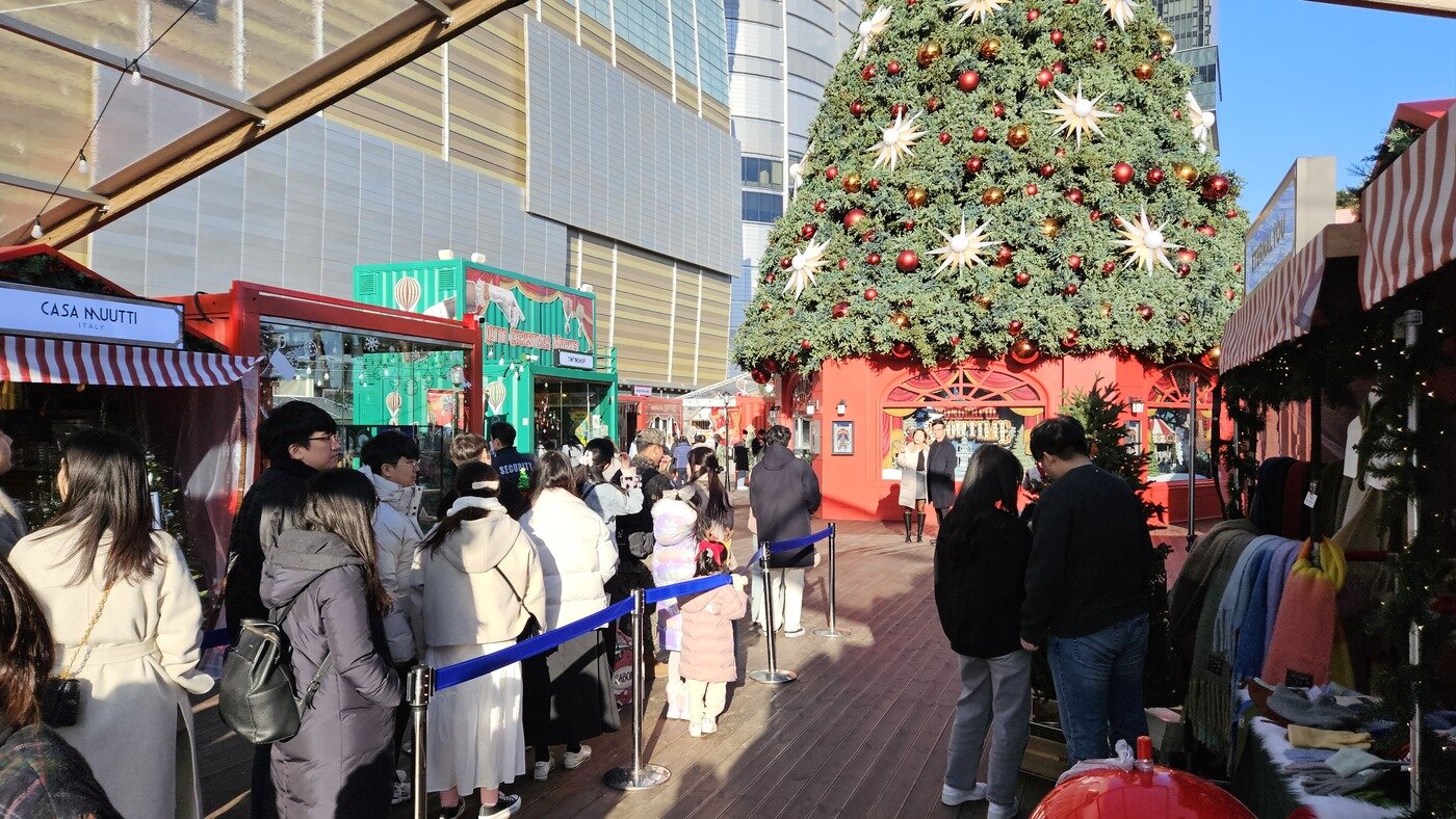 본문 이미지 - 롯데 크리스마스 마켓 입장을 위해 줄을 선 사람들. (롯데백화점 제공). 