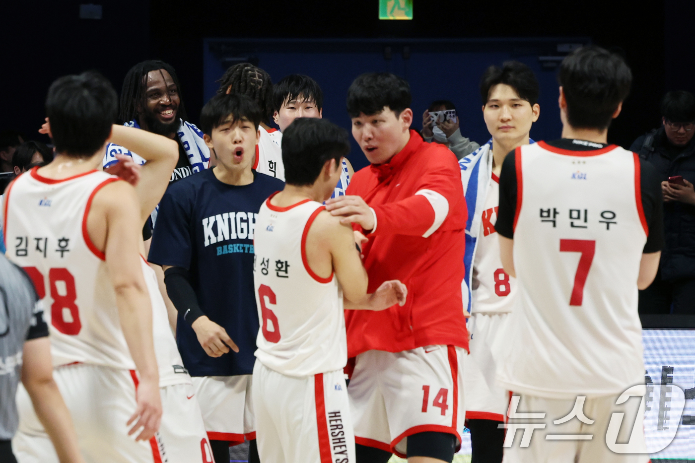 (고양=뉴스1) 황기선 기자 = 12일 오후 경기 고양시 일산서구 고양소노아레나에서 열린 KCC 프로농구 2024-2025 KBL 고양 소노와 서울 SK와의 경기에서 84대 57로 …