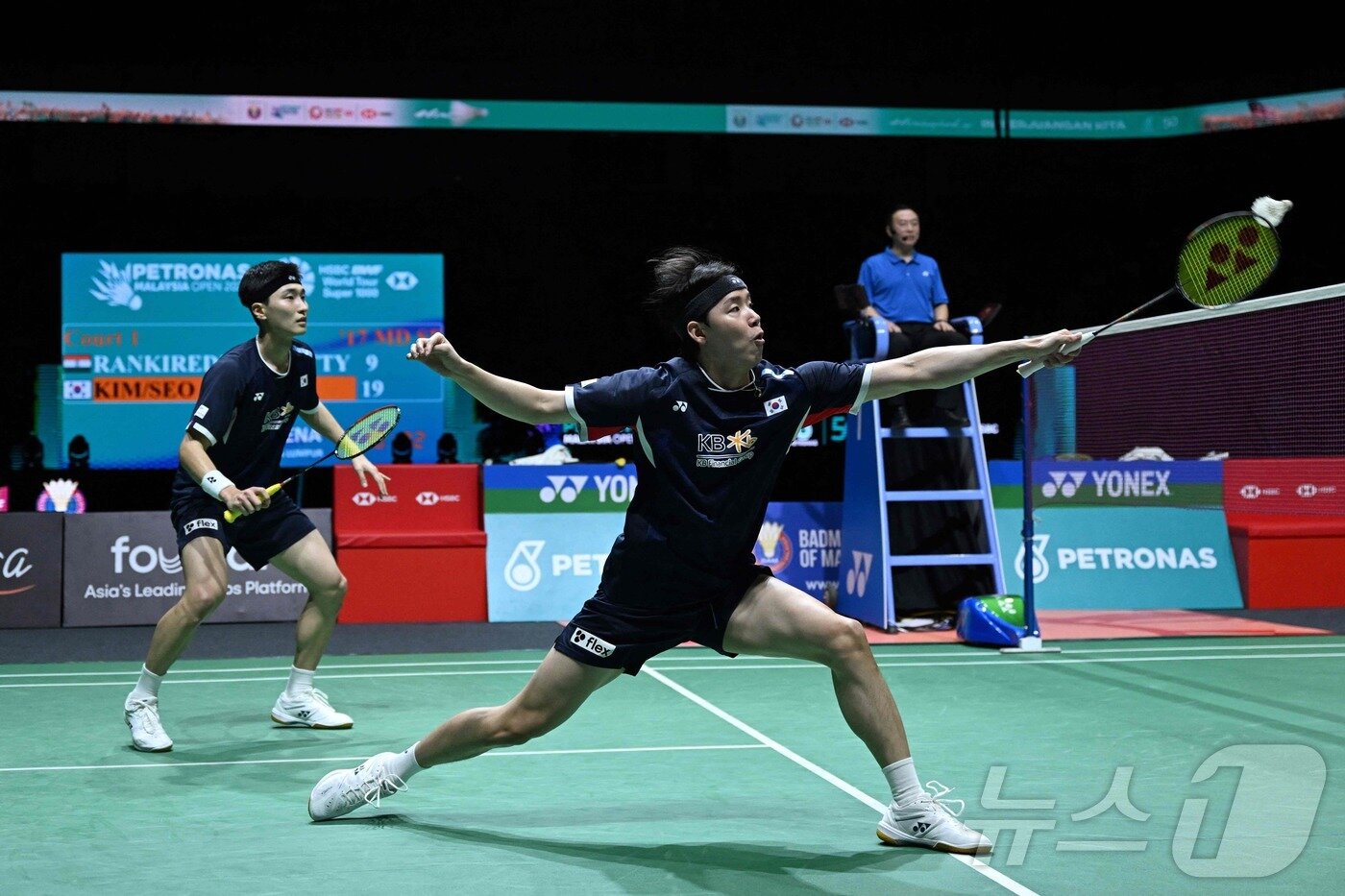 본문 이미지 - 남자 복식 우승을 차지한 김원호-서승재 조. ⓒ AFP=뉴스1