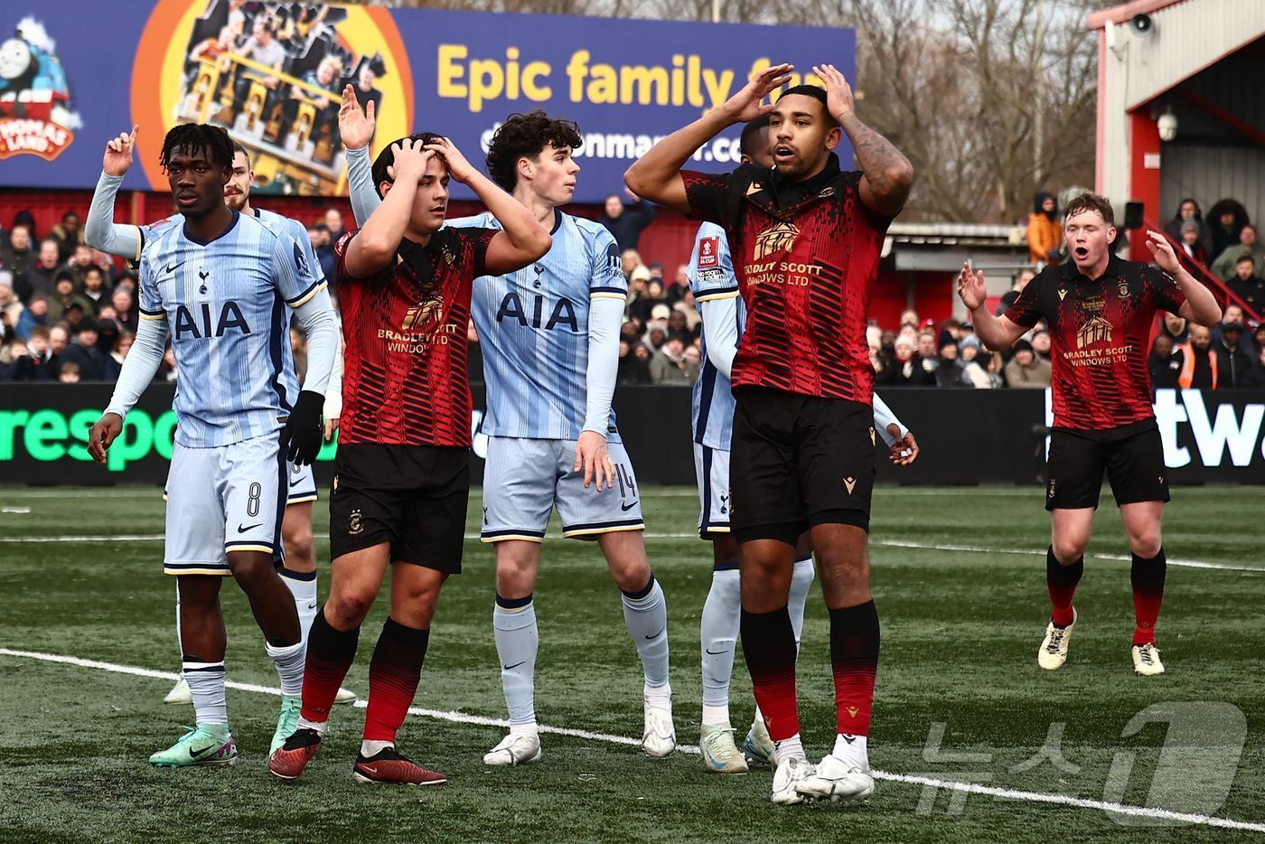 본문 이미지 - 토트넘과 탬워스의 경기 모습 ⓒ AFP=뉴스1