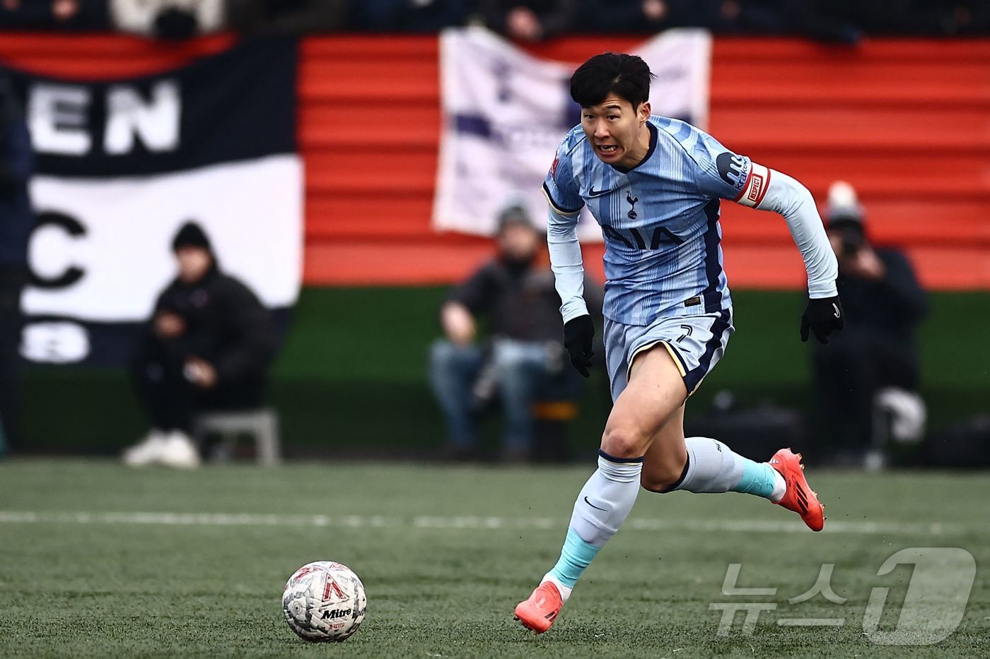 본문 이미지 - 탬워스를 상대로 돌파하는 손흥민 ⓒ AFP=뉴스1