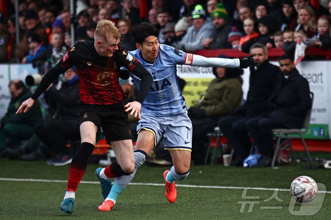 (AFP=뉴스1) = 토트넘 손흥민이 12일(현지시간) 영국 탬워스 더 램 그라운드에서 열린 2024-25시즌 FA컵 3라운드 토트넘과 5부리그 탬워스와 경기에서 공격을 시도하고 …
