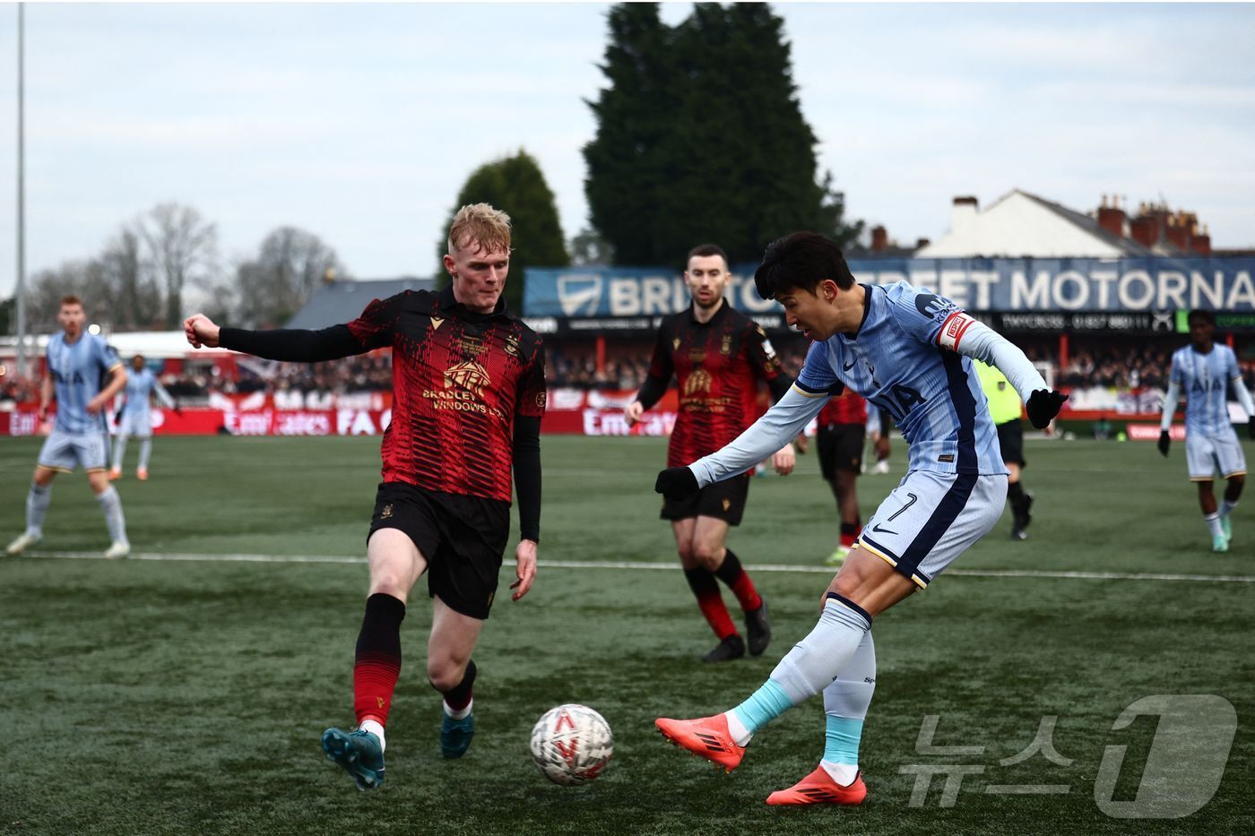 본문 이미지 - 탬워스를 상대하는 손흥민&#40;오른쪽&#41; ⓒ AFP=뉴스1