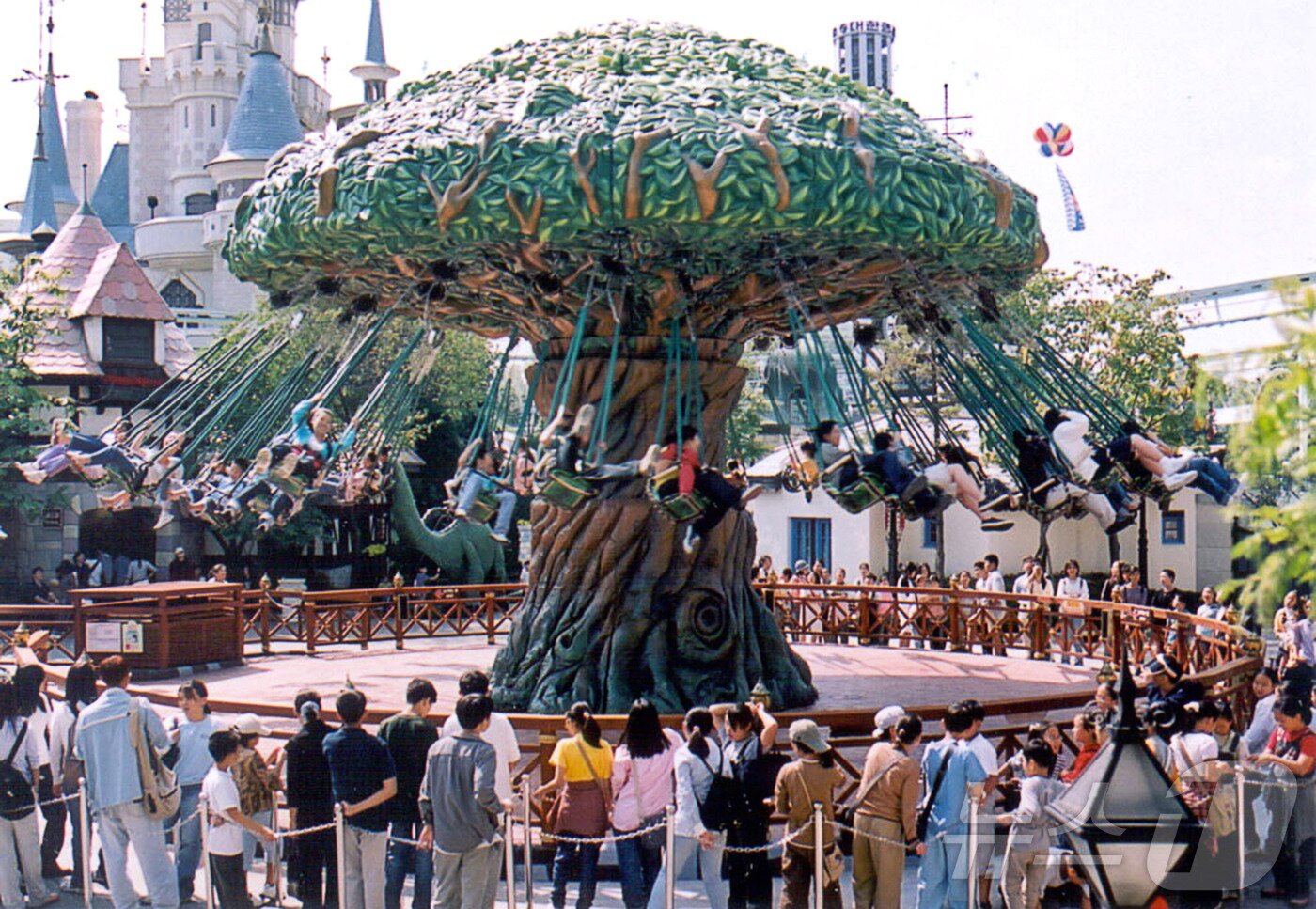 본문 이미지 - 2000년대 초반의 회전그네(롯데월드 어드벤처 제공)