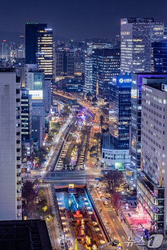 본문 이미지 - 청계천 일대에서 서울빛초롱축제가 서울의 겨울 밤을 환히 빛내고 있다.&#40;서울관광재단 제공&#41;