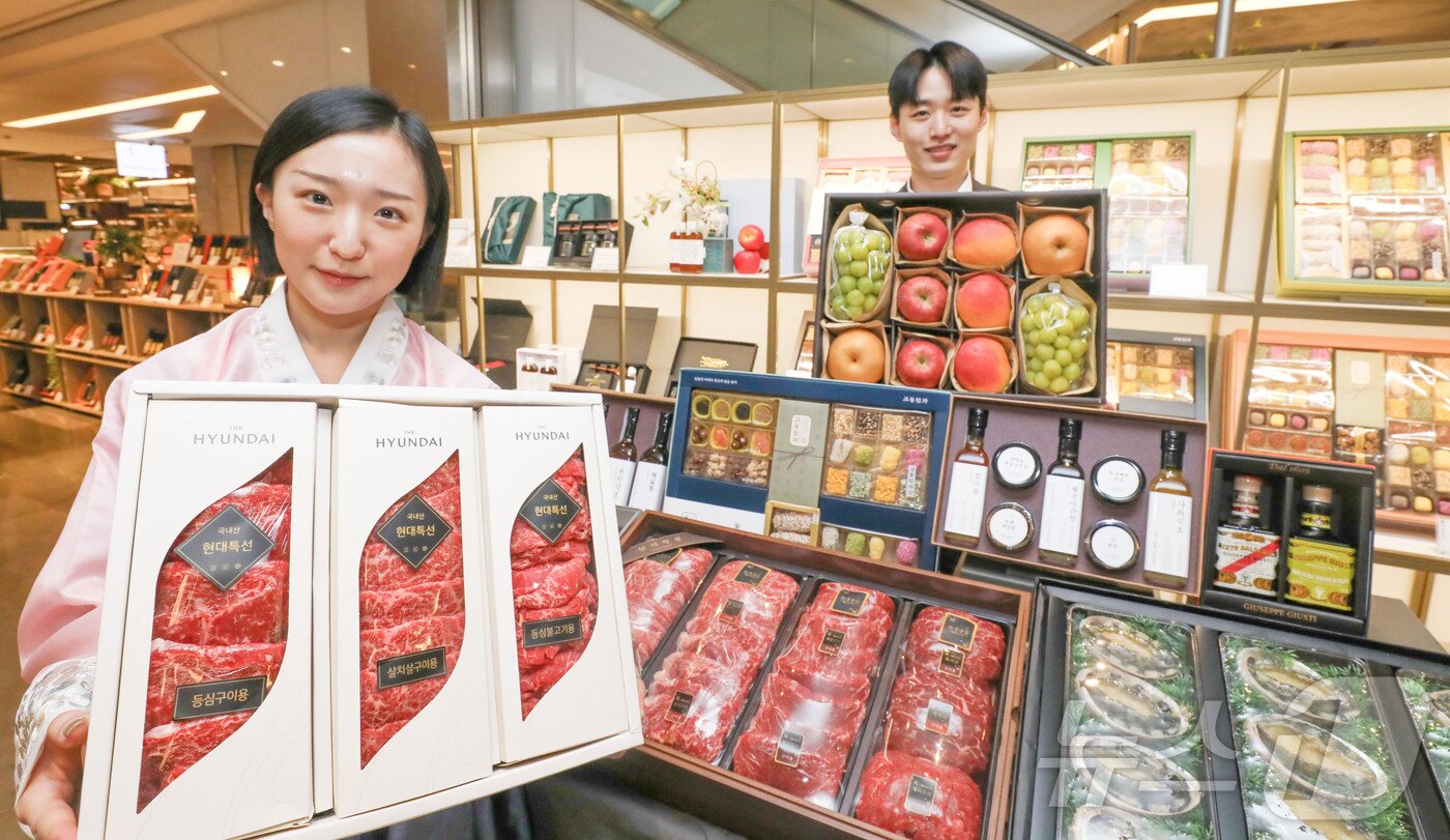 본문 이미지 - 현대백화점 더현대대구 직원들이 설 선물세트 상품을 들어 보이고 있다.(더현대대구 제공)