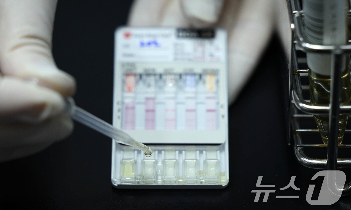 본문 이미지 - 13일 오전 서울 영등포구 서울지방병무청 제1병역판정검사장에서 임상병리사가 소변을 검체로 간이 검사 키트를 활용해 마약 검사를 하고 있다. (공동취재) 2025.1.13/뉴스1 ⓒ News1 박세연 기자