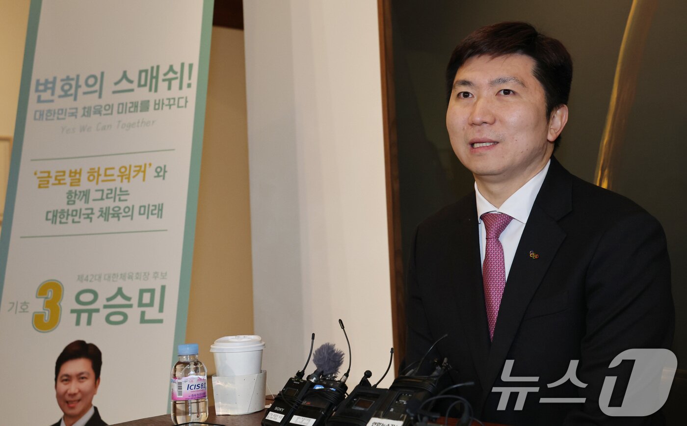본문 이미지 - 제42대 대한체육회장 선거에 출마하는 유승민 후보가 13일 오전 서울 종로구 삼청로 학고재 갤러리에서 기자회견을 하고 있다. 2025.1.13/뉴스1 ⓒ News1 임세영 기자