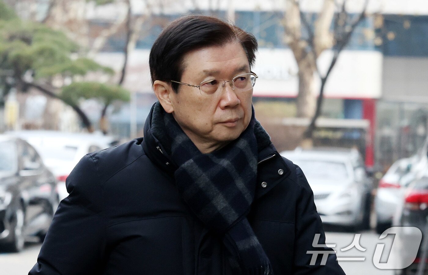본문 이미지 - 윤석열 대통령 체포 저지를 주도한 박종준 전 대통령 경호처장이 13일 오전 서울 서대문구 경찰청 국가수사본부에서 조사를 받기 위해 출석하고 있다. &#40;공동취재&#41; 2025.1.13/뉴스1 ⓒ News1 황기선 기자
