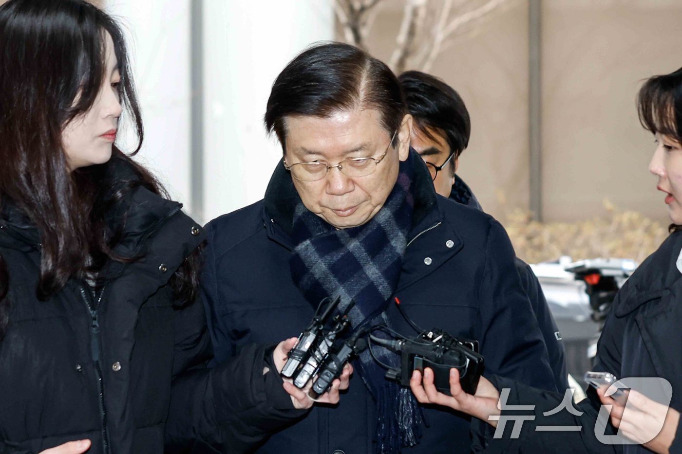 본문 이미지 - 윤석열 대통령 체포 저지를 주도한 박종준 전 대통령 경호처장이 13일 오전 서울 서대문구 경찰청 국가수사본부에서 조사를 받기 위해 출석하고 있다. &#40;공동취재&#41; 2025.1.13/뉴스1 ⓒ News1 황기선 기자