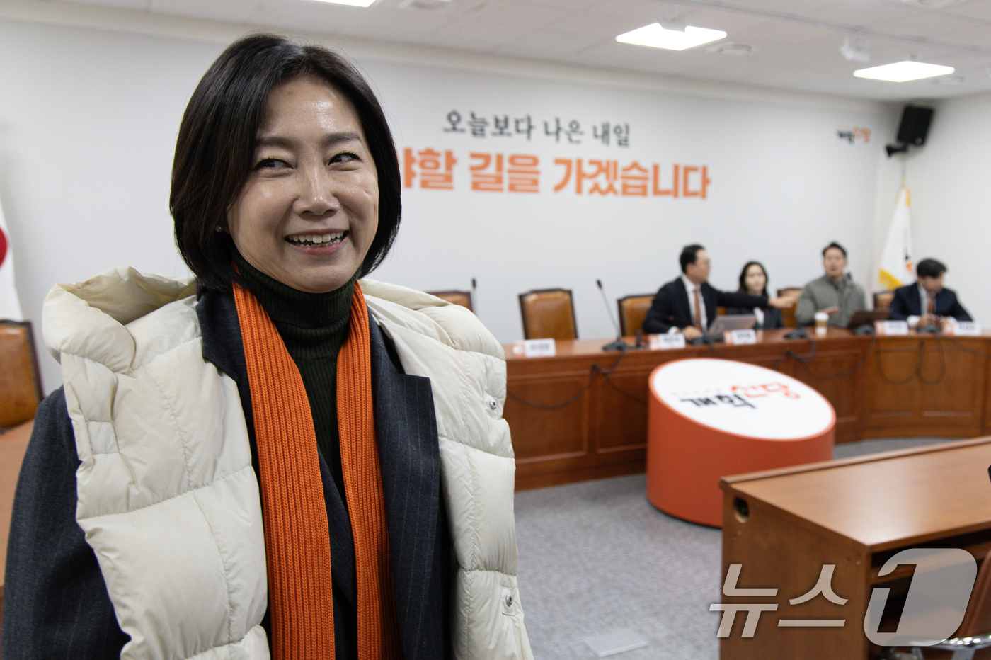 (서울=뉴스1) 이재명 기자 = 허은아 개혁신당 대표가 13일 오전 서울 여의도 국회에서 열린 최고위원회의에서 이기인 최고위원과 언쟁을 벌이다 대표실로 들어서고 있다. 2025.1 …