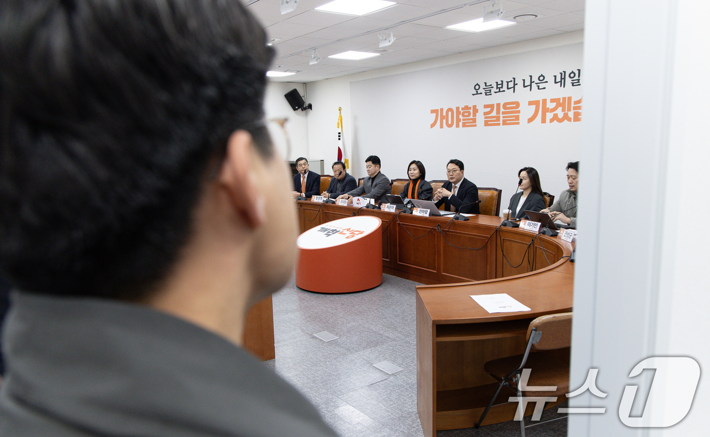 (서울=뉴스1) 이재명 기자 = 허은아 개혁신당 대표와 천하람 원내대표가  13일 오전 서울 여의도 국회에서 열린 최고위원회의에서 한 당직자의 발언을 듣고 있다. 2025.1.13 …