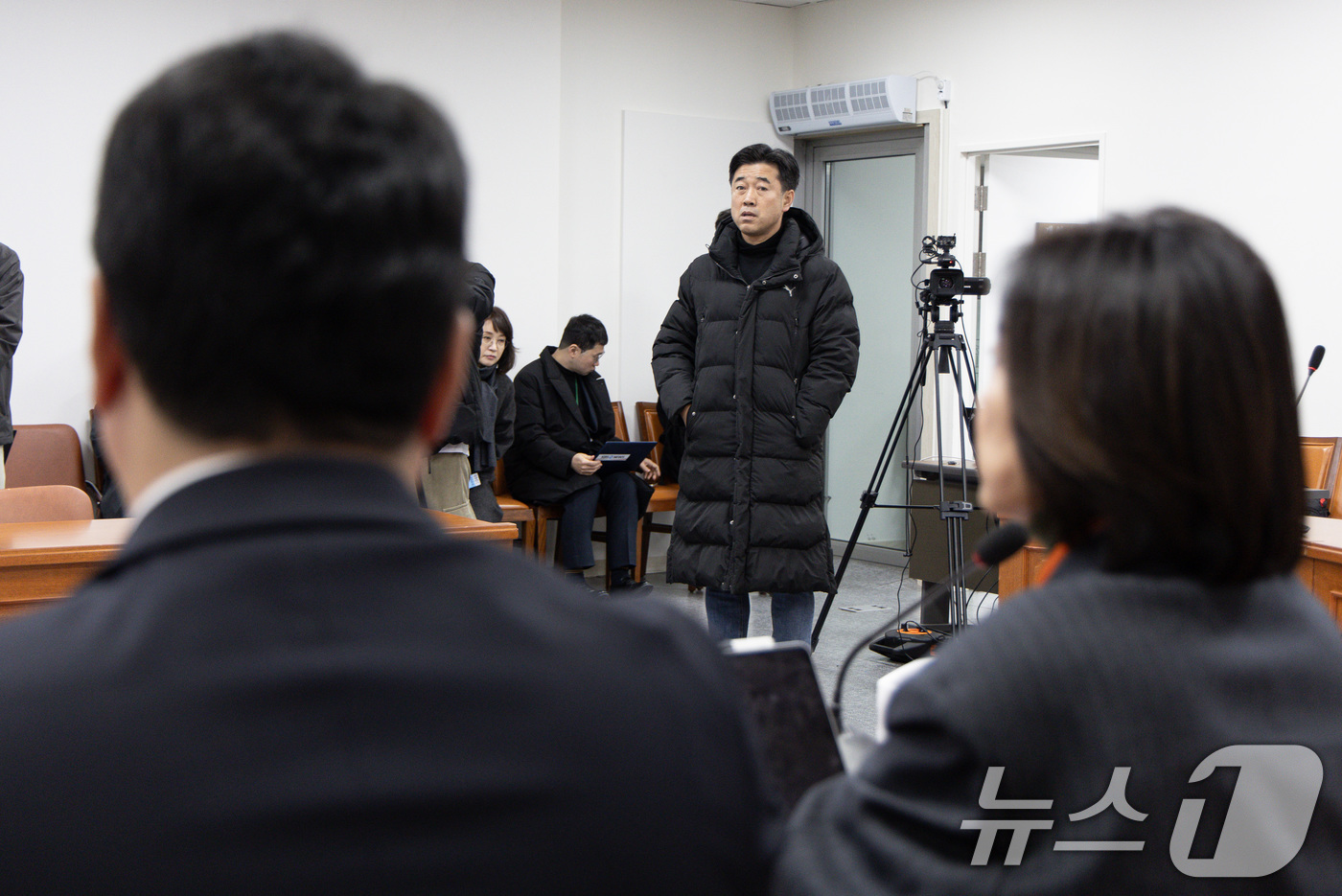 (서울=뉴스1) 이재명 기자 = 허은아 개혁신당 대표와 천하람 원내대표가 13일 오전 서울 여의도 국회에서 열린 최고위원회의를 찾은 시·도당 위원장들의 항의를 받고 있다. 2025 …