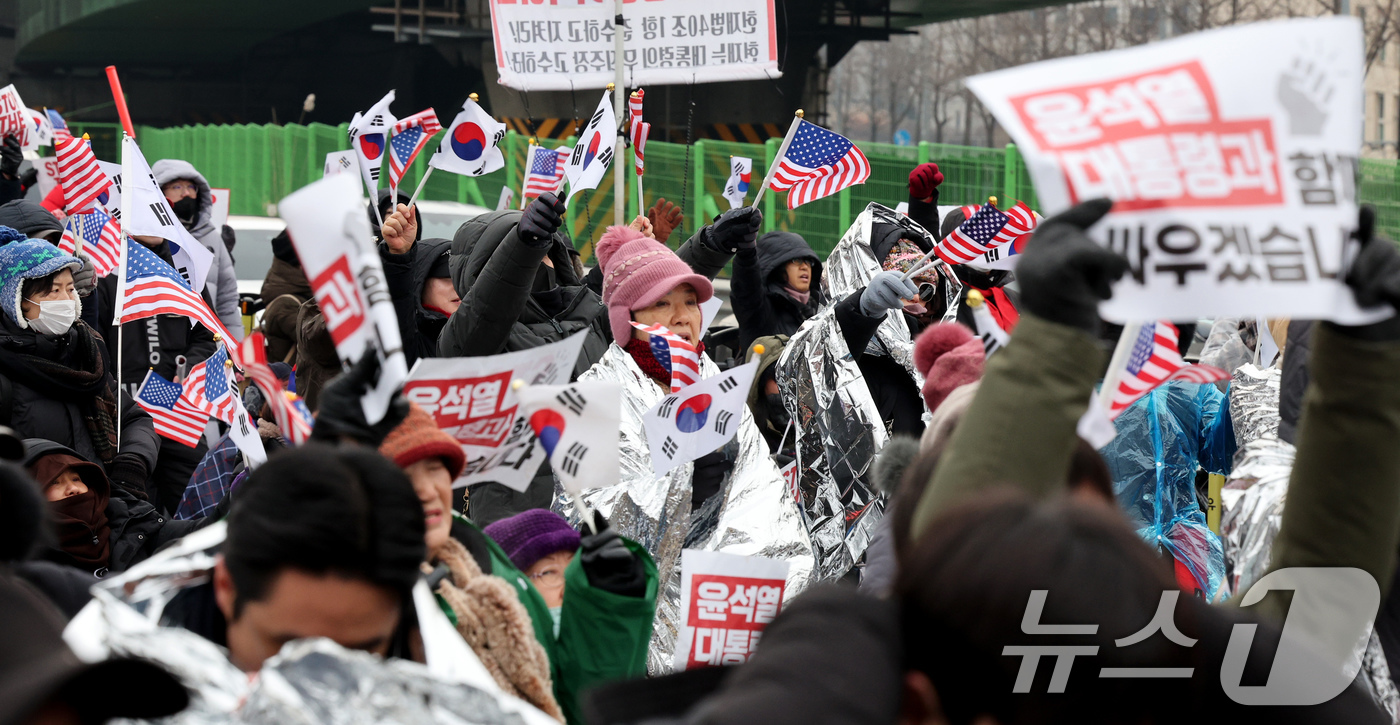 (서울=뉴스1) 장수영 기자 = 13일 오전 서울 용산구 한남동 대통령 관저 인근에 윤석열 대통령 지지자들이 탄핵 무효 및 체포 집행 반대 집회를 하고 있다. 2025.1.13/뉴 …