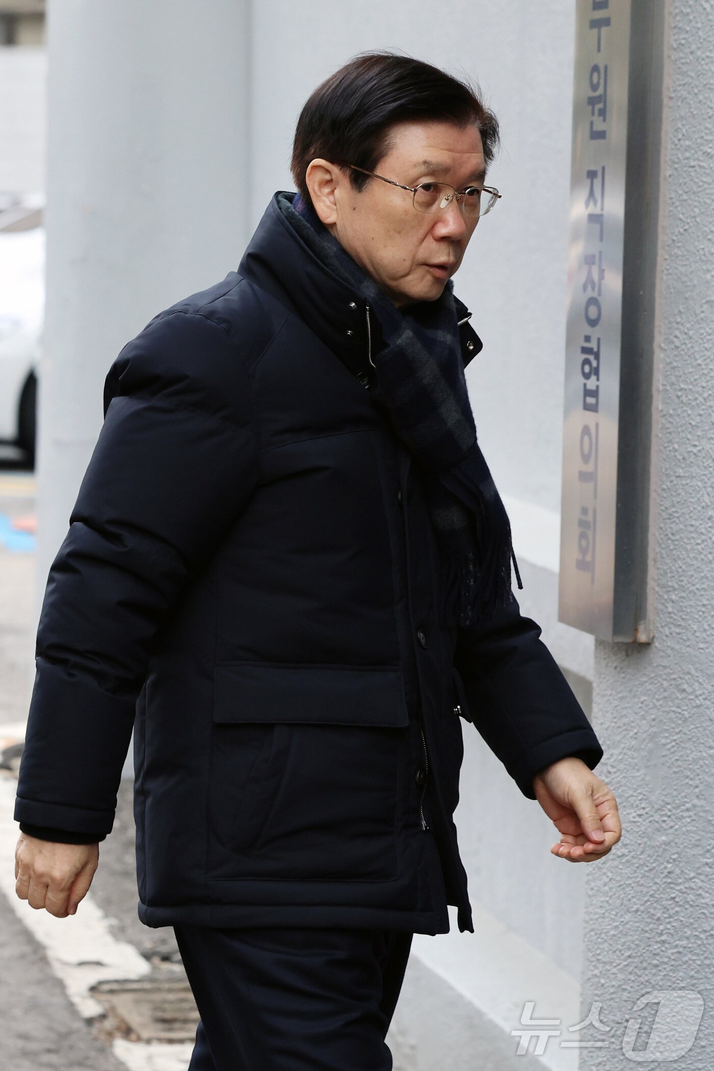 본문 이미지 - 윤석열 대통령 체포 저지를 주도한 박종준 전 대통령 경호처장이 13일 오전 서울 서대문구 경찰청 국가수사본부에서 조사를 받기 위해 출석하고 있다. 2025.1.13/뉴스1 ⓒ News1 황기선 기자