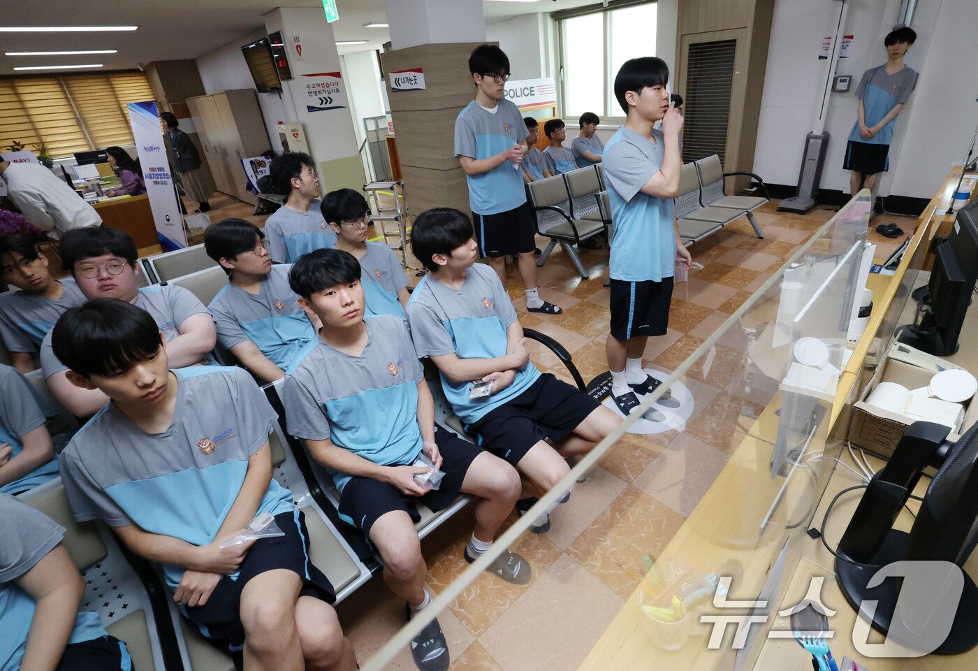 본문 이미지 - 2025년도 첫 병역판정검사가 시작된 13일 오전 서울 영등포구 서울지방병무청 제1병역판정검사장에서 입영대상자들이 신체검사를 받고 있다. 2025.1.13/뉴스1 ⓒ News1 박세연 기자