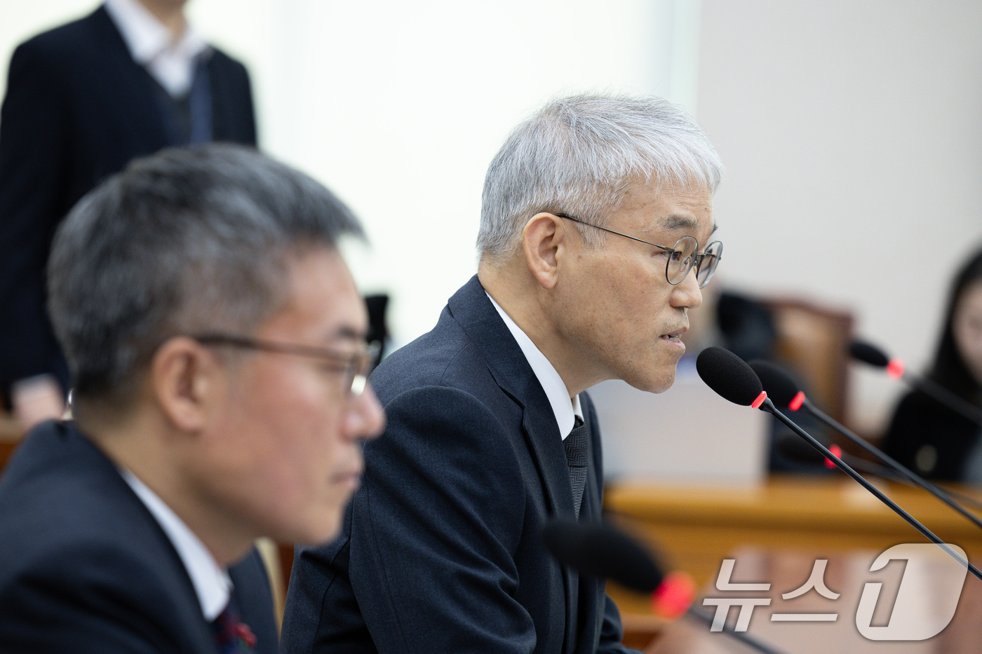 (서울=뉴스1) 이재명 기자 = 천대엽 법원행정처 처장이 13일 오전 서울 여의도 국회에서 열린 법제사법위원회(법사위) 전체회의에서 의원 질의에 답변하고 있다.이번 회의에서는 윤석 …