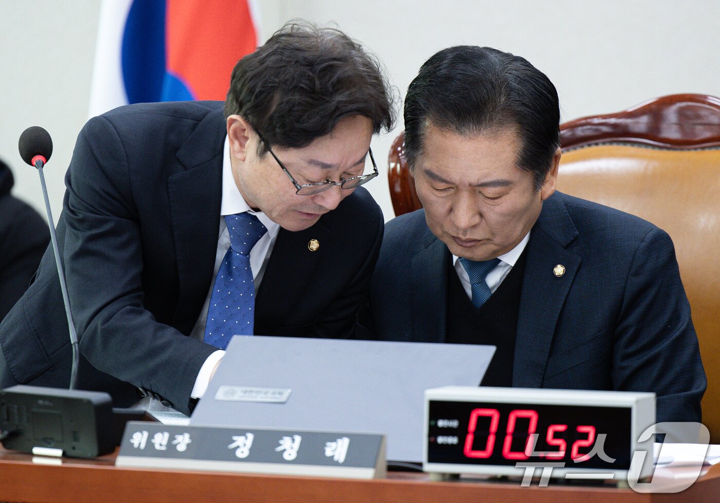 본문 이미지 - 정청래 국회 법제사법위원회 위원장&#40;오른쪽&#41;과 박범계 더불어민주당 간사가 13일 오전 서울 여의도 국회에서 열린 법사위 전체회의에서 대화를 하고 있다.  2025.1.13/뉴스1 ⓒ News1 이재명 기자