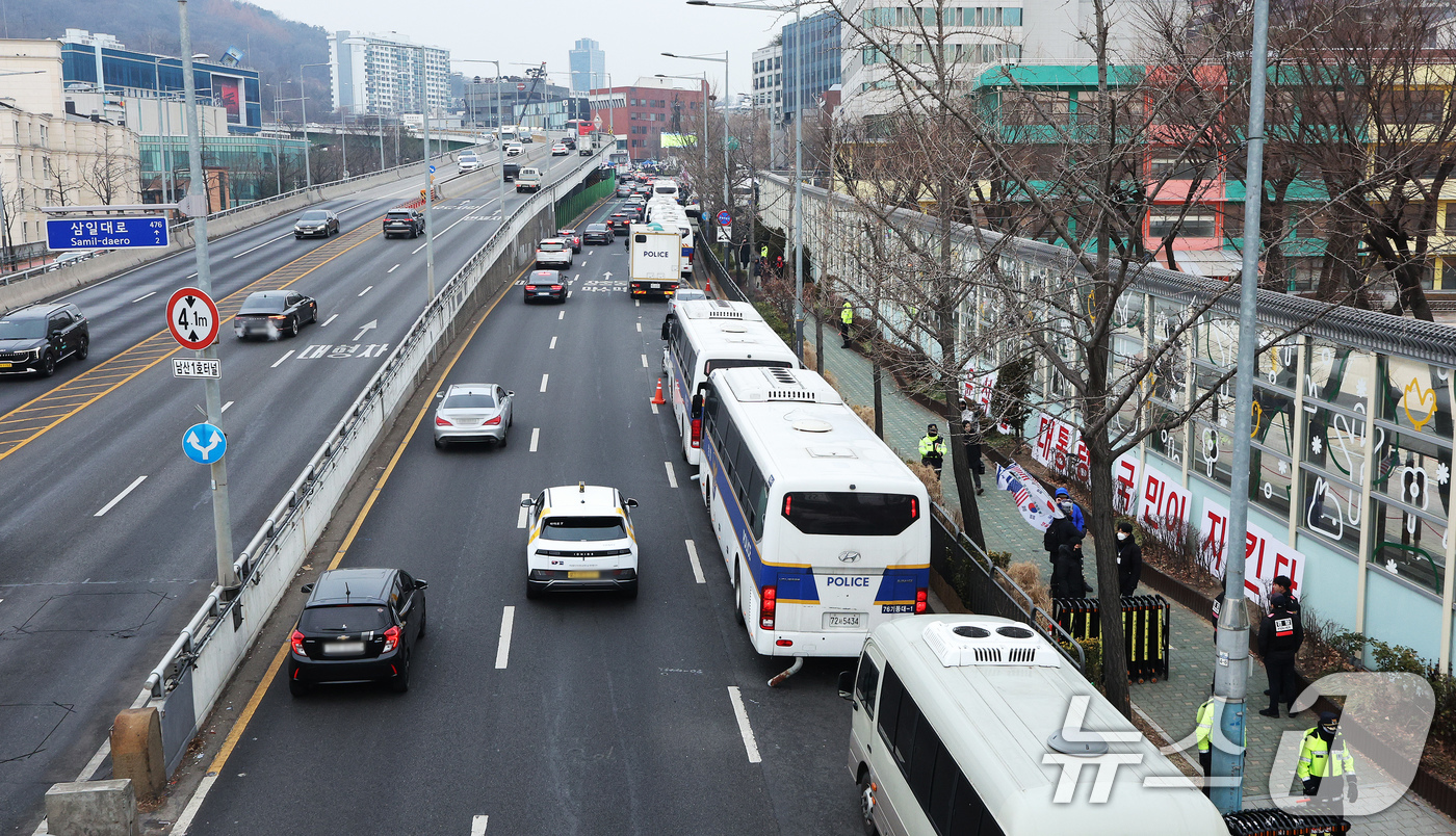 (서울=뉴스1) 장수영 기자 = 13일 오전 서울 용산구 한남동 대통령 관저 출입로 인근에 경찰 버스가 줄지어 세워져 있다. 2025.1.13/뉴스1