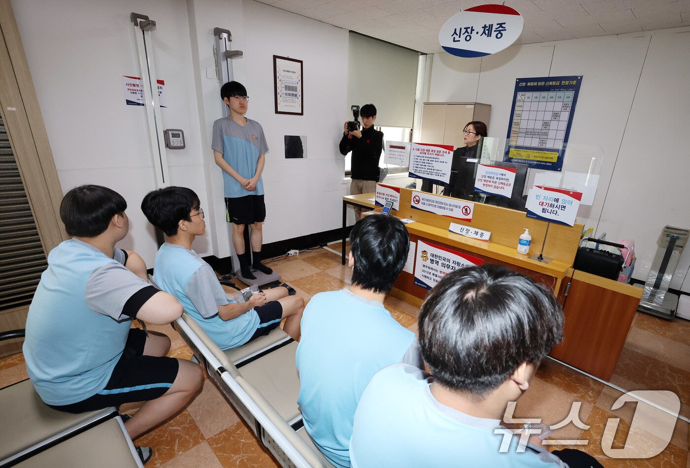 본문 이미지 - 2025년도 첫 병역판정검사가 시작된 13일 오전 서울 영등포구 서울지방병무청 제1병역판정검사장에서 입영대상자들이 신체검사를 받고 있다. 2025.1.13/뉴스1 ⓒ News1 박세연 기자