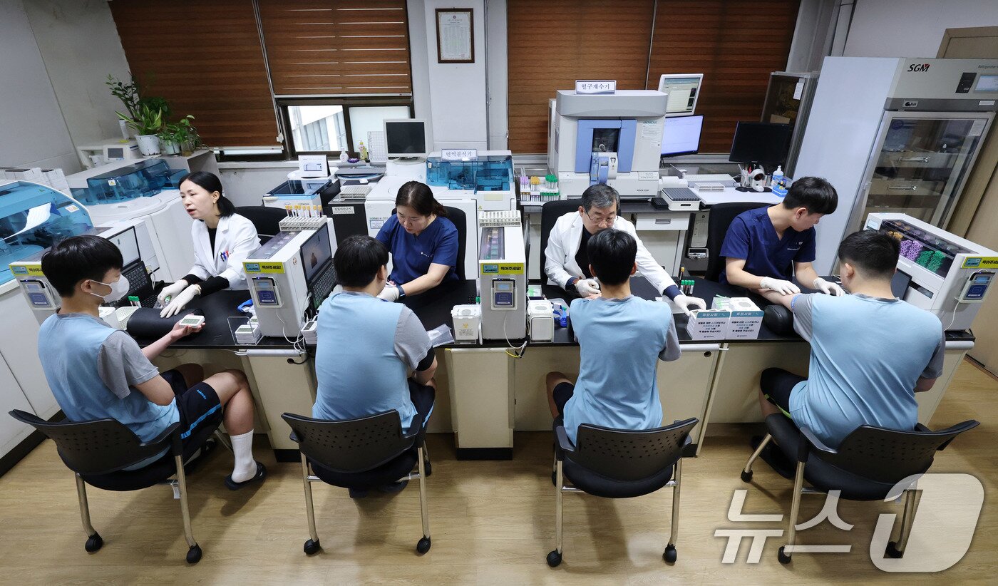 본문 이미지 - 2025년도 첫 병역판정검사가 시작된 13일 오전 서울 영등포구 서울지방병무청 제1병역판정검사장에서 입영대상자들이 혈액검사를 받고 있다. 2025.1.13/뉴스1 ⓒ News1 박세연 기자
