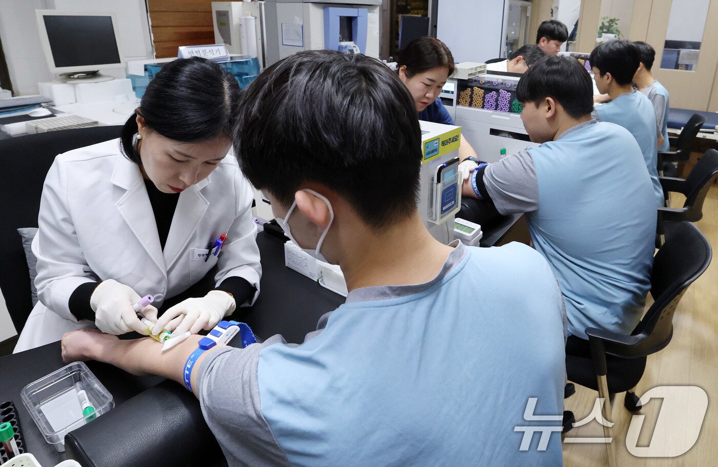 본문 이미지 - 2025년도 첫 병역판정검사가 시작된 13일 오전 서울 영등포구 서울지방병무청 제1병역판정검사장에서 입영대상자들이 혈액검사를 받고 있다. 2025.1.13/뉴스1 ⓒ News1 박세연 기자