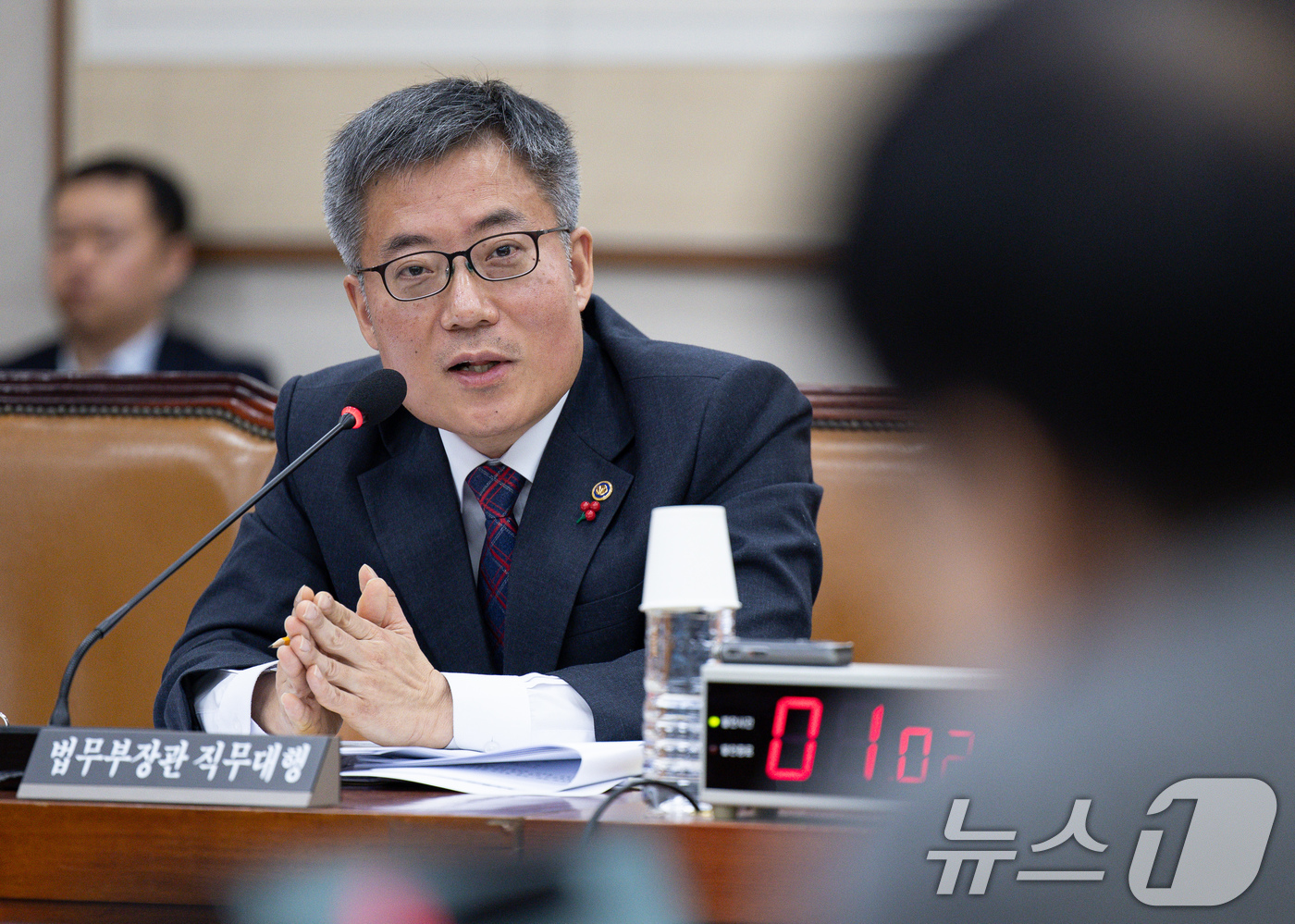 (서울=뉴스1) 이재명 기자 = 김석우 법무부 차관이 13일 오전 서울 여의도 국회에서 열린 법제사법위원회(법사위) 전체회의에서 의원 질의에 답변하고 있다.이번 회의에서는 윤석열 …