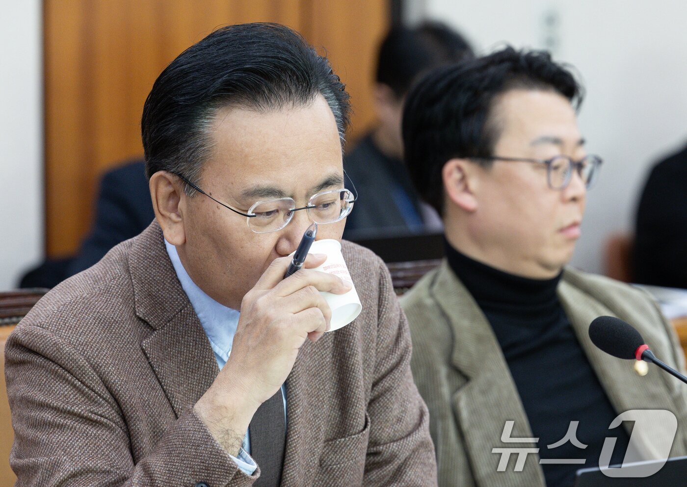 본문 이미지 - 유상범 국회 법제사법위원회 국민의힘 간사가 13일 오전 서울 여의도 국회에서 열린 법제사법위원회&#40;법사위&#41; 전체회의에서 목을 축이고 있다. 2025.1.13/뉴스1 ⓒ News1 이재명 기자