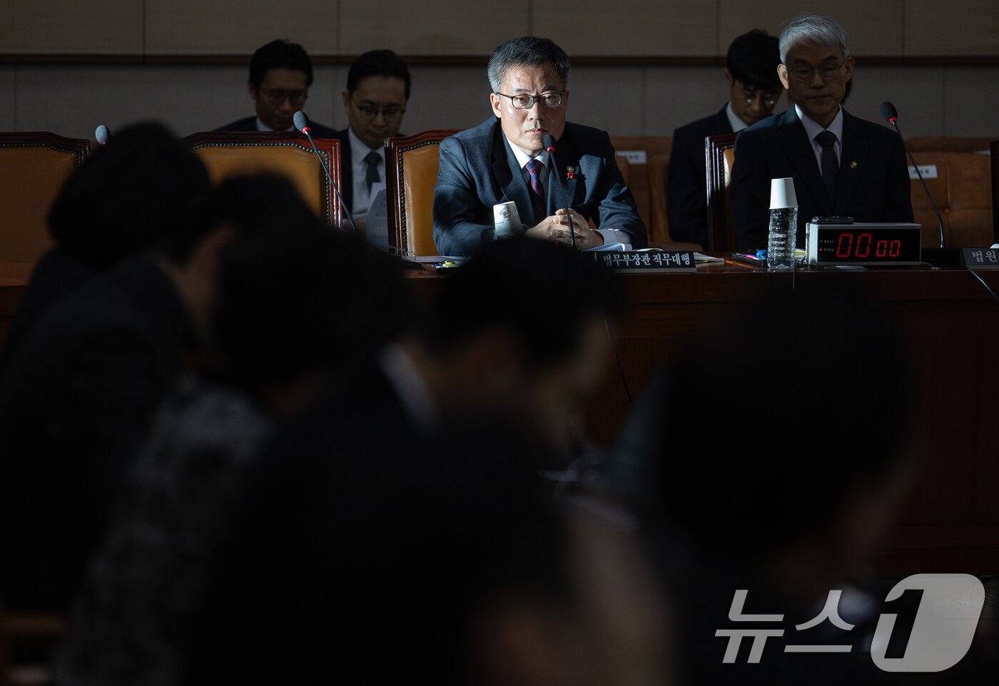 본문 이미지 - 김석우 법무부 차관이 13일 오전 서울 여의도 국회에서 열린 법제사법위원회&#40;법사위&#41; 전체회의에서 의원 질의를 듣고 있다.  2025.1.13/뉴스1 ⓒ News1 이재명 기자