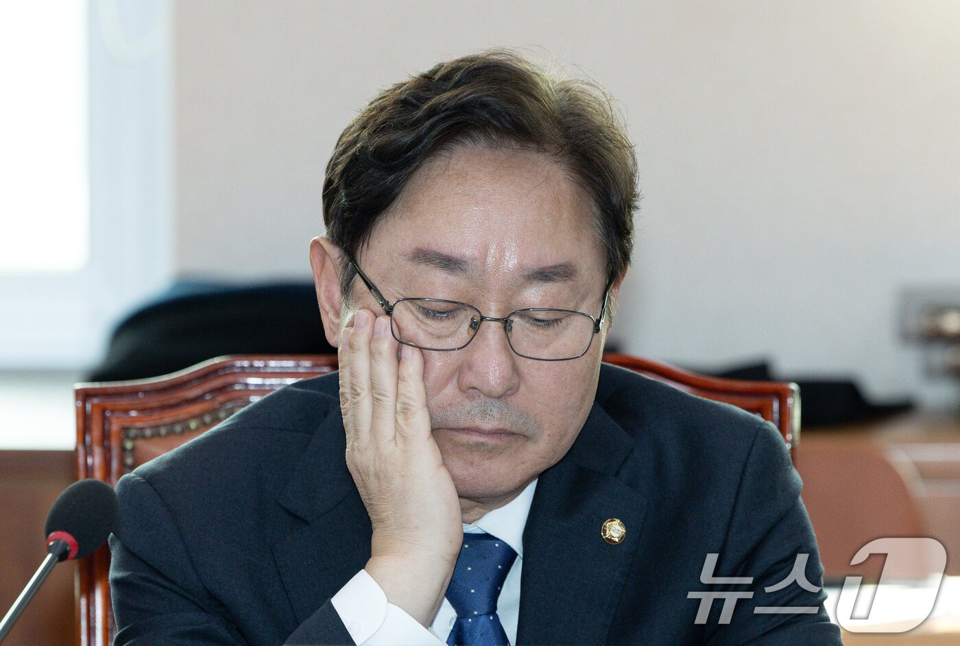 본문 이미지 - 박범계 국회 법제사법위원회 더불어민주당 간사가 13일 오전 서울 여의도 국회에서 열린 법제사법위원회&#40;법사위&#41; 전체회의에서 생각에 잠겨 있다. 2025.1.13/뉴스1 ⓒ News1 이재명 기자