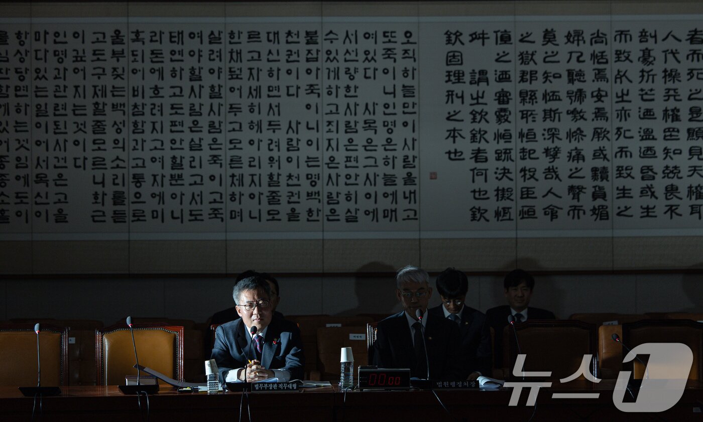 본문 이미지 - 김석우 법무부 차관이 13일 오전 서울 여의도 국회에서 열린 법제사법위원회&#40;법사위&#41; 전체회의에서 의원 질의를 듣고 있다.  2025.1.13/뉴스1 ⓒ News1 이재명 기자