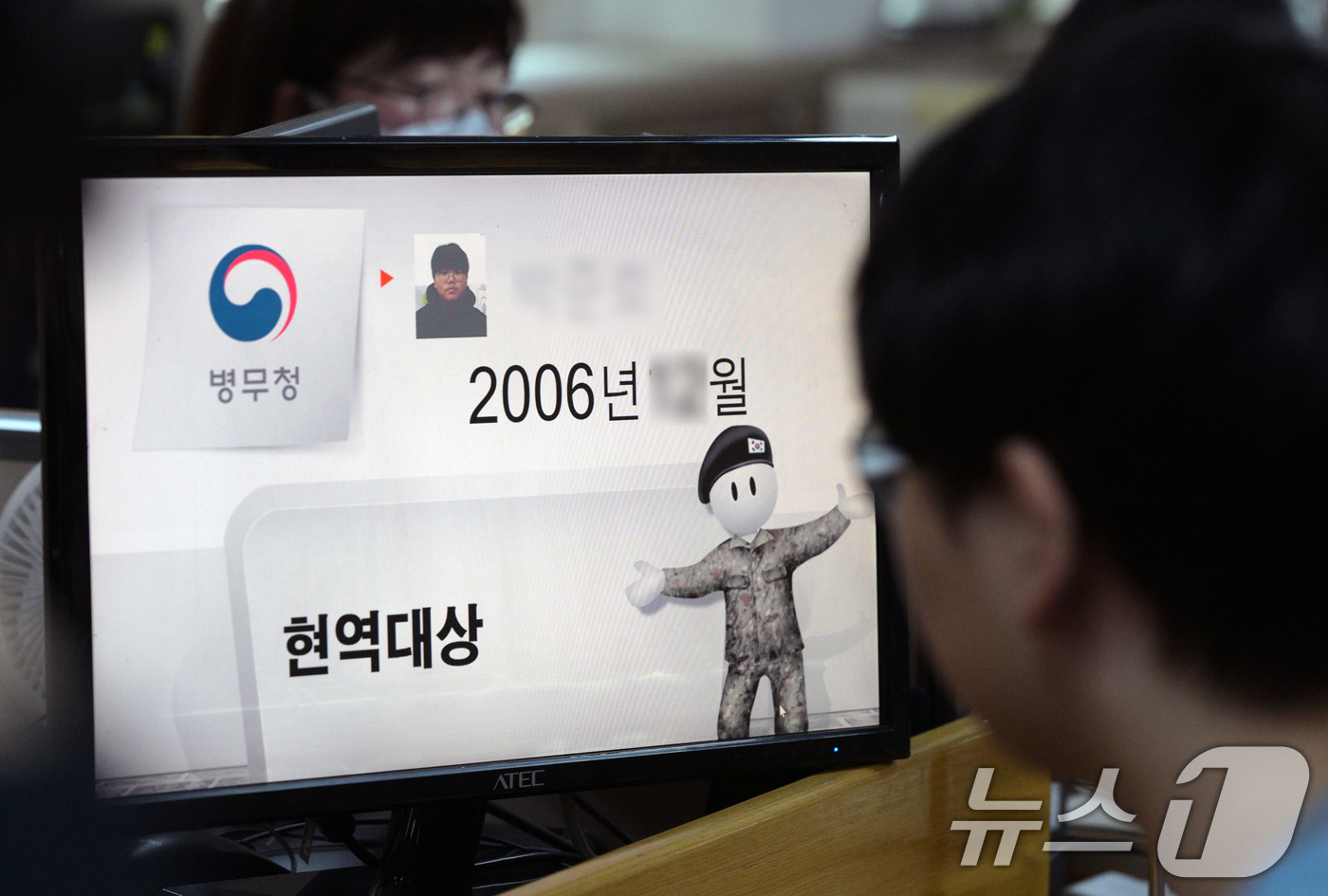 (서울=뉴스1) 박세연 기자 = 2025년도 첫 병역판정검사가 시작된 13일 오전 서울 영등포구 서울지방병무청 제1병역판정검사장에서 한 입영대상자가 현역대상 병역판정을 받고 있다. …