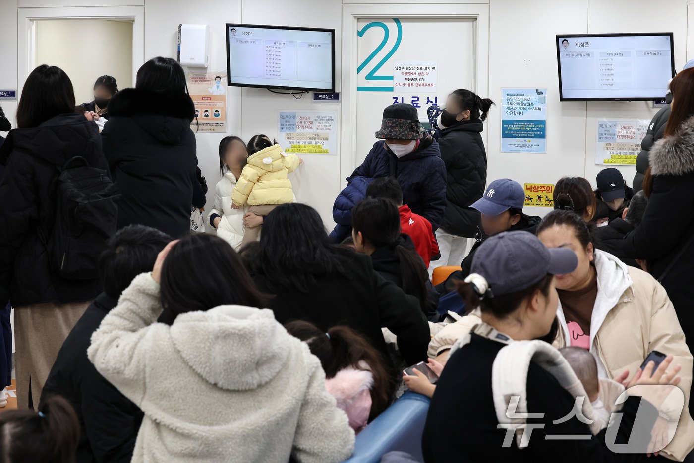 본문 이미지 - 독감 환자 숫자가 8년 만에 연일 최고치를 경신하고 있는 13일 서울의 한 어린이병원을 찾은 어린이 환자와 보호자가 진료를 받기 위해 대기하고 있다. 이날 질병관리청에 따르면 전국적으로 인플루엔자&#40;독감&#41; 환자가 지속적으로 증가하더니 52주차&#40;12월 22~28일&#41; 독감 의사환자는 1000명 중 73.9명을 기록했다. 이는 지난 2016년 86.2명을 기록한 이래 최고치다. 2025.1.13/뉴스1 ⓒ News1 이동해 기자