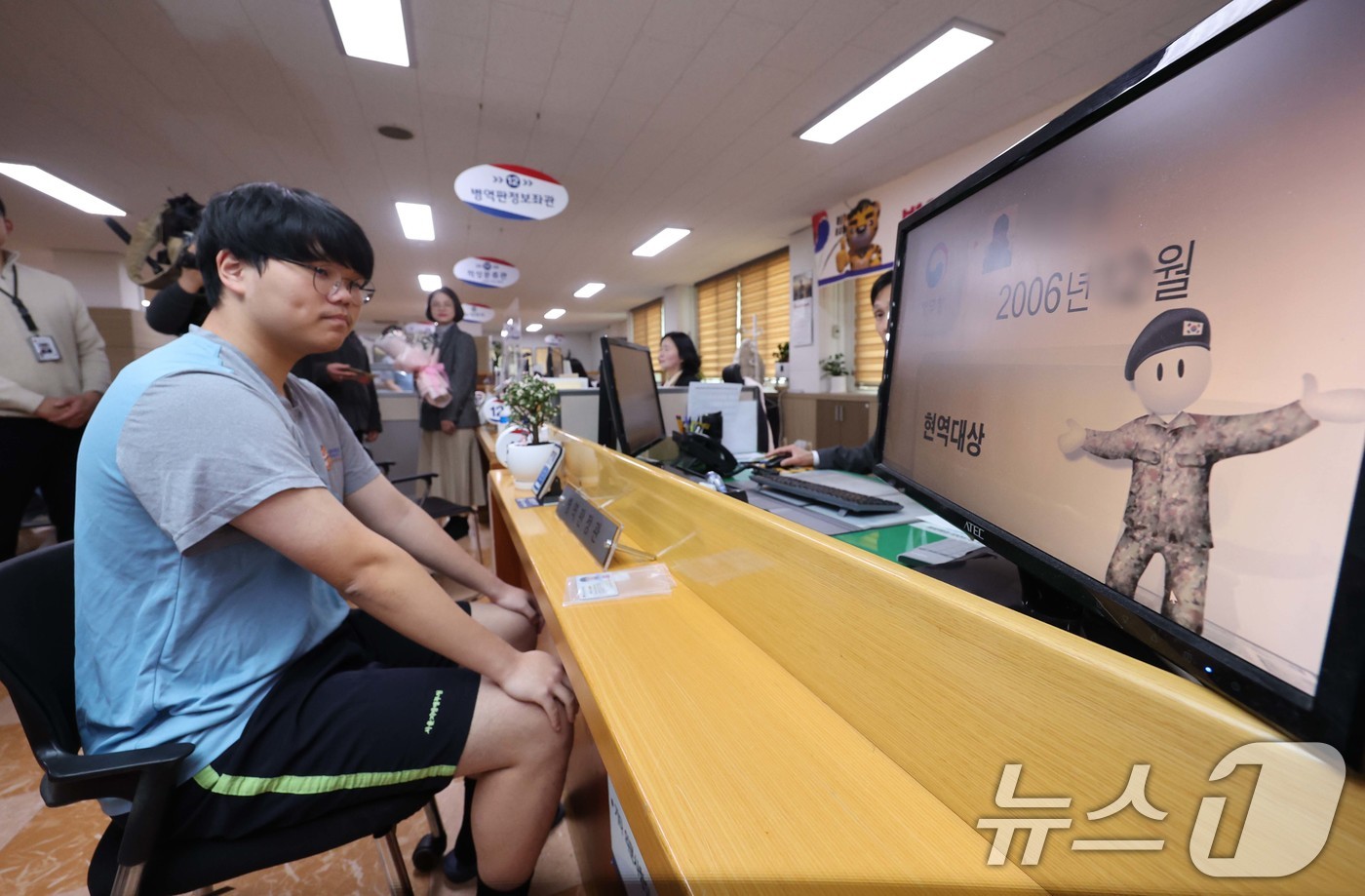 (서울=뉴스1) 박세연 기자 = 2025년도 첫 병역판정검사가 시작된 13일 오전 서울 영등포구 서울지방병무청 제1병역판정검사장에서 입영대상자가 현역대상 병역판정을 받고 있다. ( …