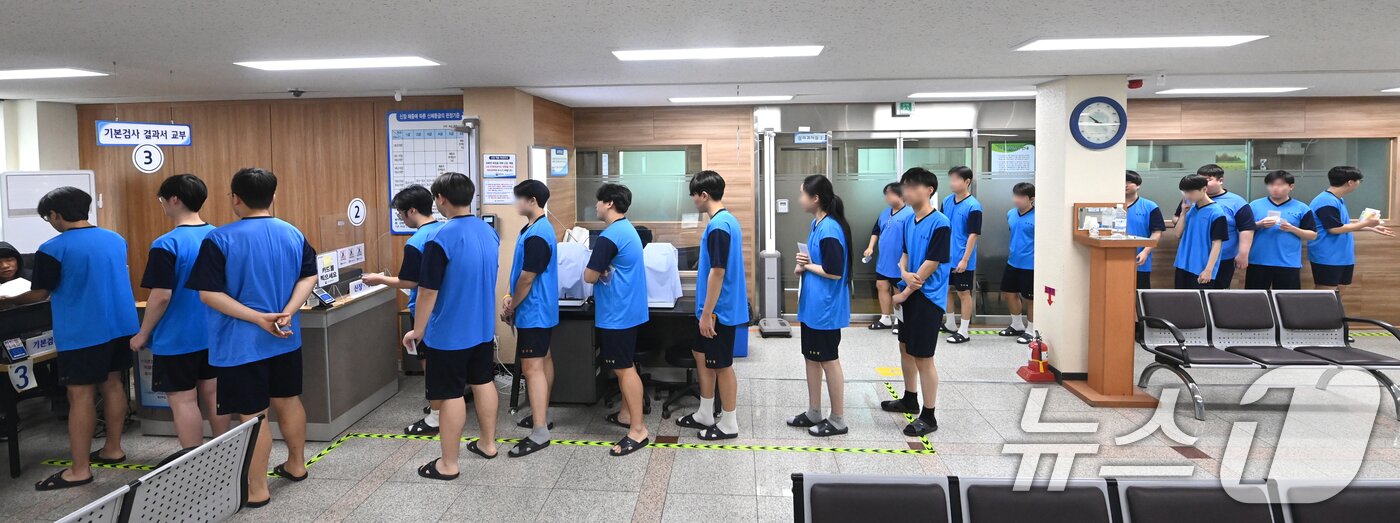 본문 이미지 - 2025년도 첫 병역판정검사가 시작된 13일 오전 경기 수원시 팔달구 경인지방병무청에서 입영대상자들이 신체검사를 받고 있다. (공동취재) 2025.1.13/뉴스1 ⓒ News1 김영운 기자