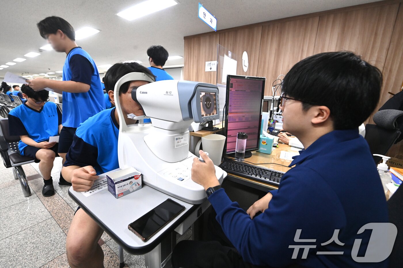 본문 이미지 - 2025년도 첫 병역판정검사가 시작된 13일 오전 경기 수원시 팔달구 경인지방병무청에서 입영대상자들이 신체검사를 받고 있다. (공동취재) 2025.1.13/뉴스1 ⓒ News1 김영운 기자
