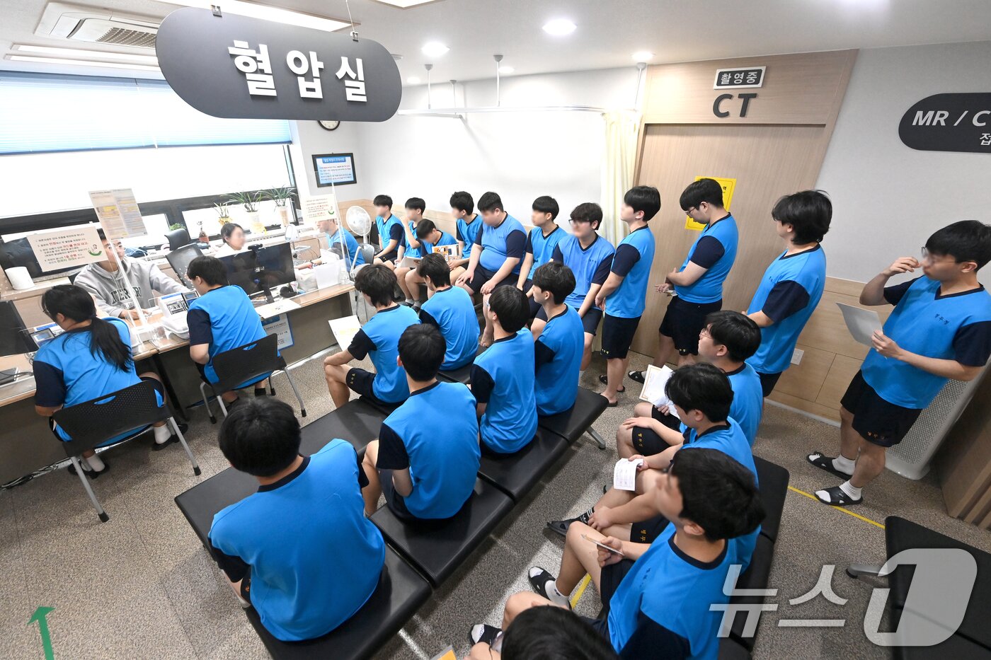 본문 이미지 - 2025년도 첫 병역판정검사가 시작된 13일 오전 경기 수원시 팔달구 경인지방병무청에서 입영대상자들이 신체검사를 받고 있다. (공동취재) 2025.1.13/뉴스1 ⓒ News1 김영운 기자