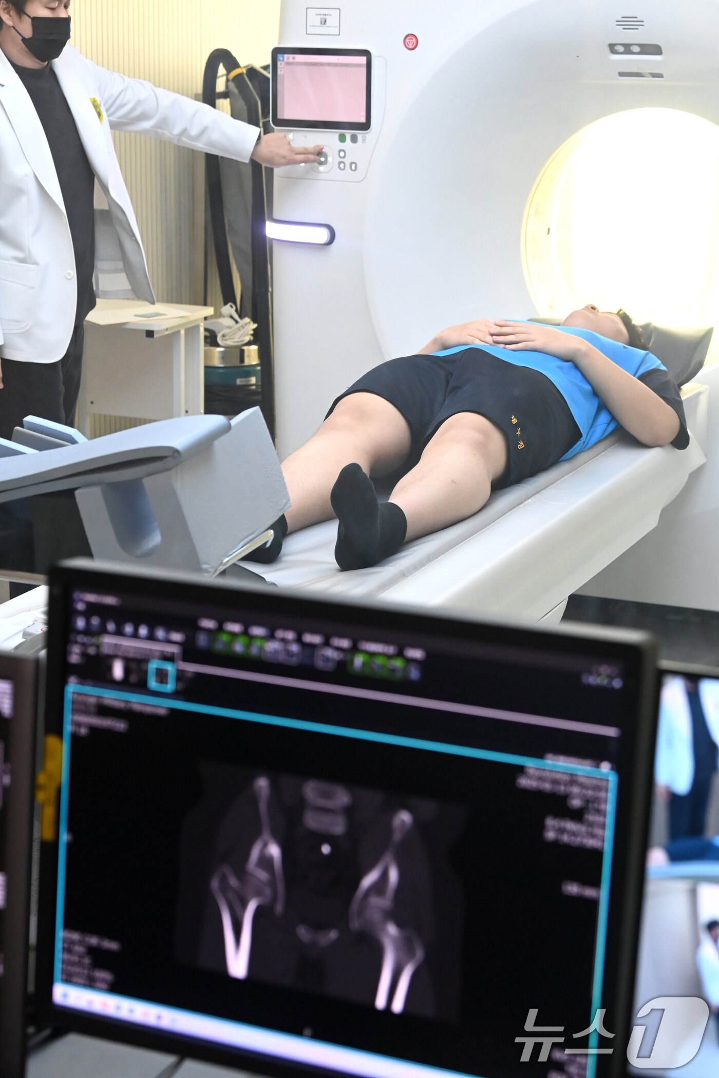 본문 이미지 - 2025년도 첫 병역판정검사가 시작된 13일 오전 경기 수원시 팔달구 경인지방병무청에서 입영대상자들이 신체검사를 받고 있다. (공동취재) 2025.1.13/뉴스1 ⓒ News1 김영운 기자